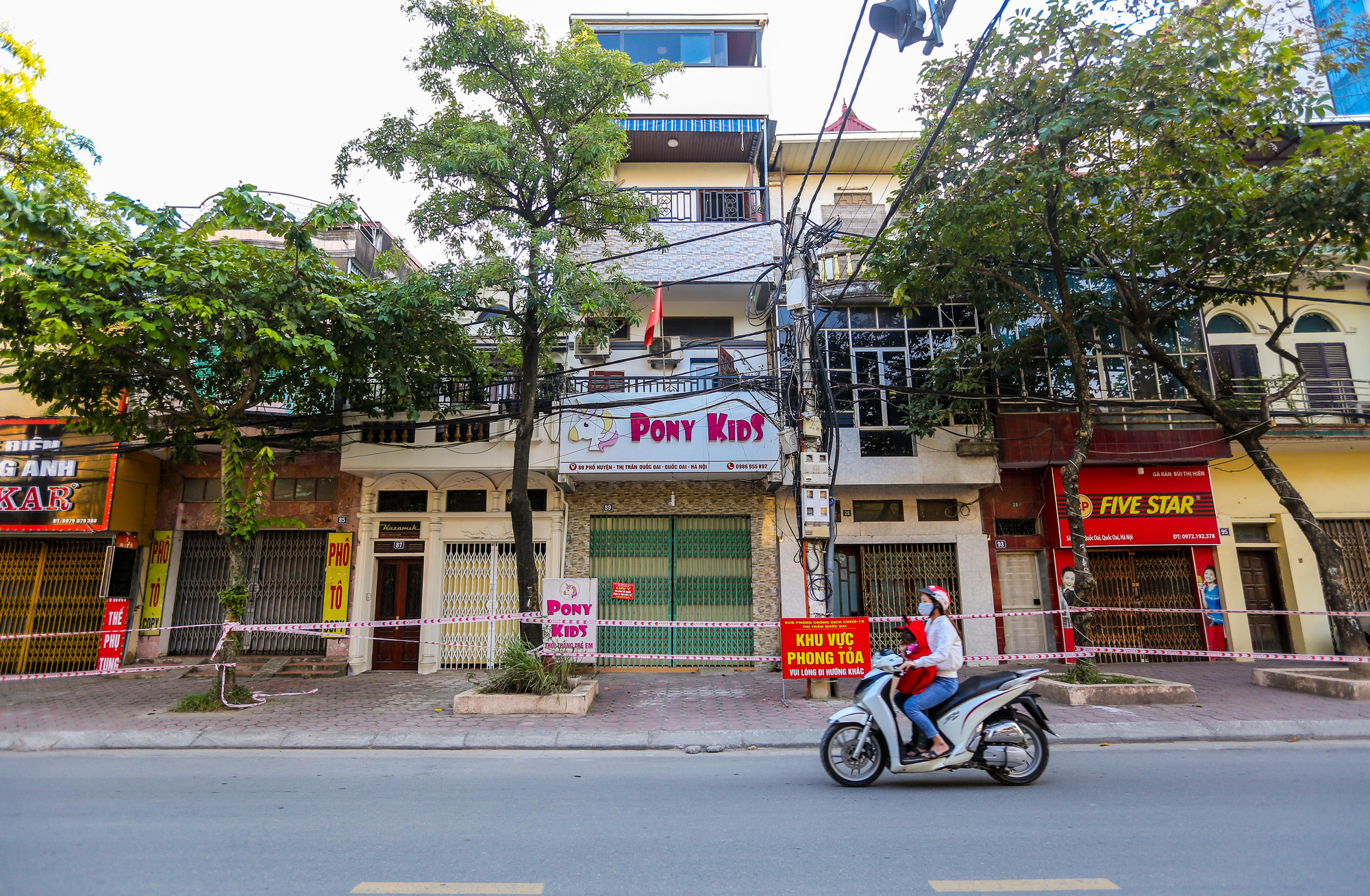 CLIP: Phong tá»a trụ sở TAND huyện, nhiá»u Ä‘iểm liên quan chùm 7 ca mắc Covid-19 - Ảnh 4. CLIP: Phong tá»a trụ sở TAND huyện, nhiá»u Ä‘iểm liên quan chùm 7 ca mắc Covid-19 - Ảnh 4.