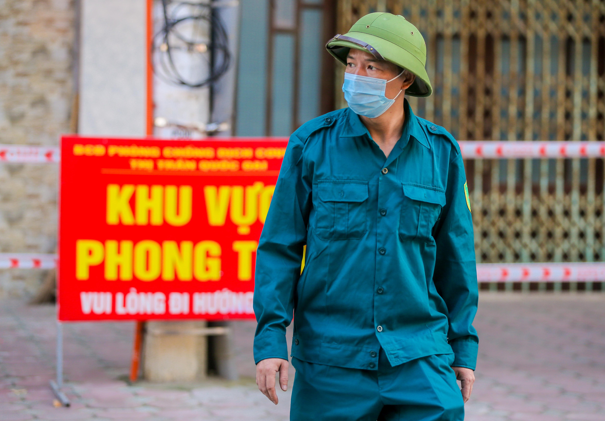 CLIP: Phong tá»a trụ sở TAND huyện, nhiá»u Ä‘iểm liên quan chùm 7 ca mắc Covid-19 - Ảnh 6. CLIP: Phong tá»a trụ sở TAND huyện, nhiá»u Ä‘iểm liên quan chùm 7 ca mắc Covid-19 - Ảnh 6.
