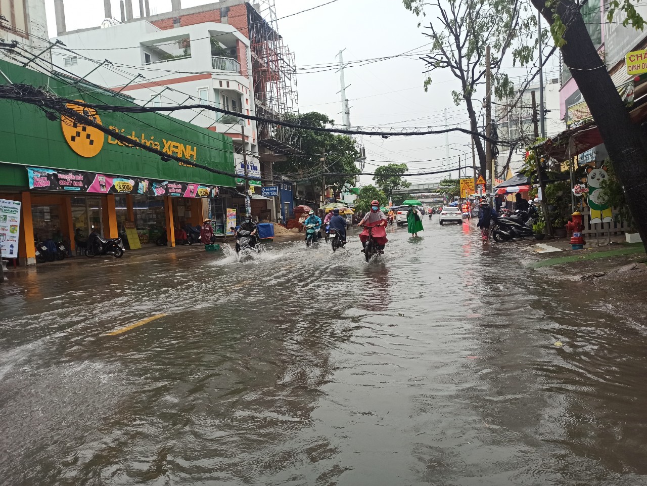 Khu trung tâm TP HCM lại ngập - Ảnh 1.