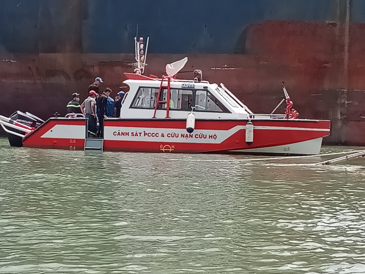 TP HCM: Vẫn chưa tìm thấy 1 người rơi xuống sông  - Ảnh 1.