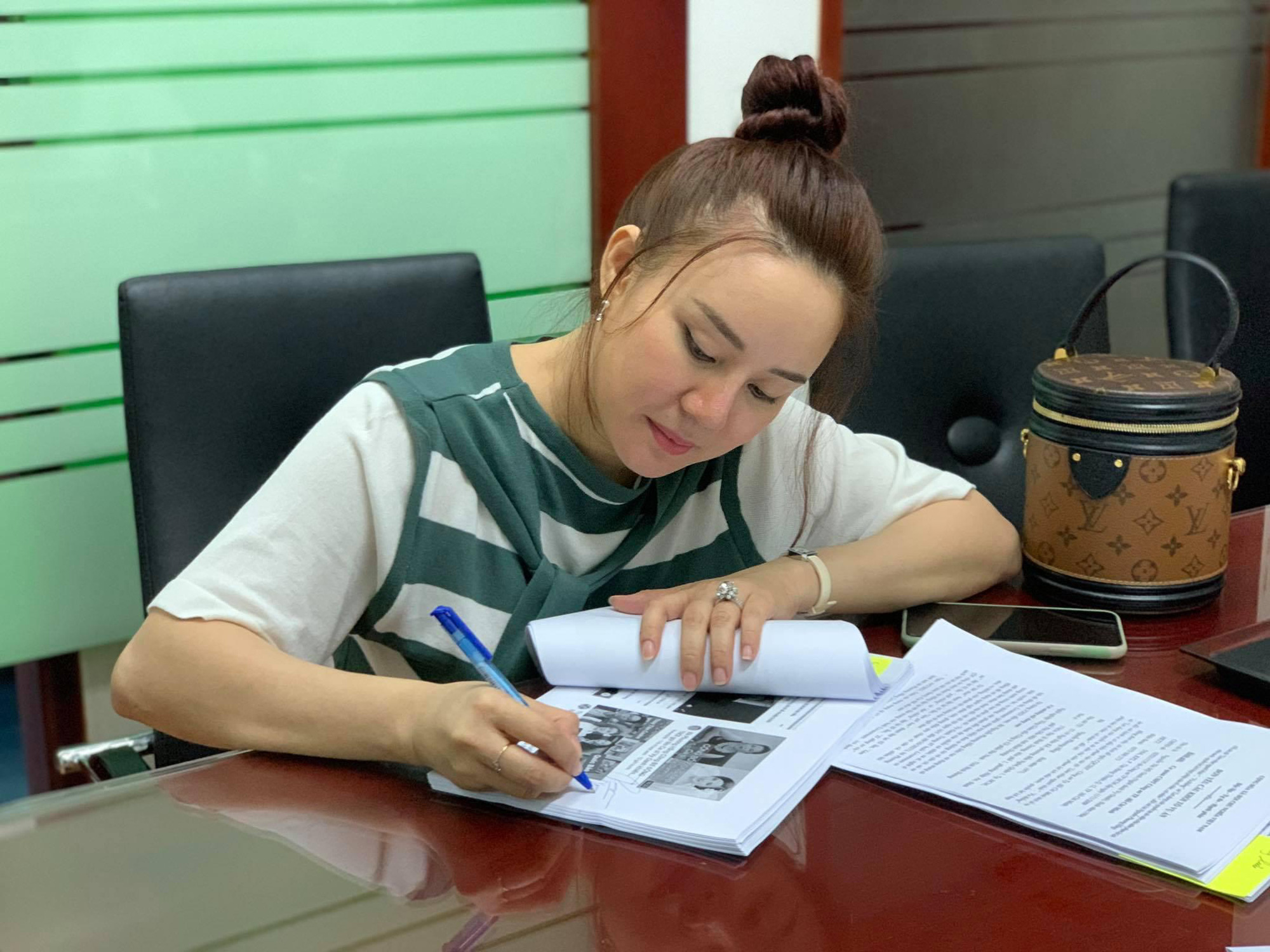 Ca sĩ Vy Oanh nộp đơn đề nghị Công an TP HCM khởi tố bà Nguyễn Phương Hằng