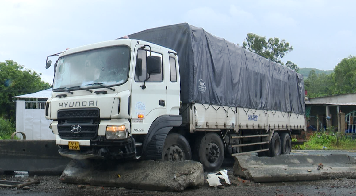 Quốc lộ 1 qua Phú Yên giăng bẫy ổ voi, tai nạn liên tiếp xảy ra - Ảnh 1.