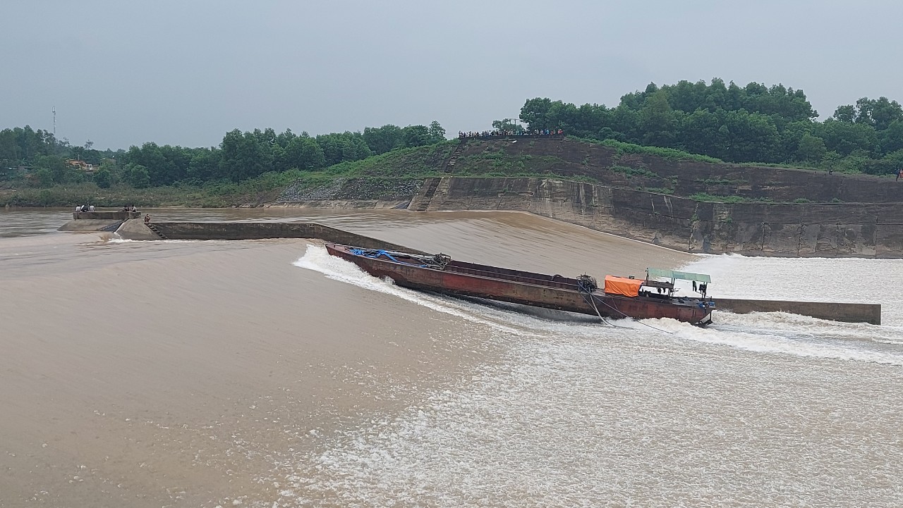 Tàu chở cán bộ Sở GTVT Quảng Trị gặp sự cố, 1 chủ doanh nghiệp bị nước cuốn mất tích - Ảnh 2.