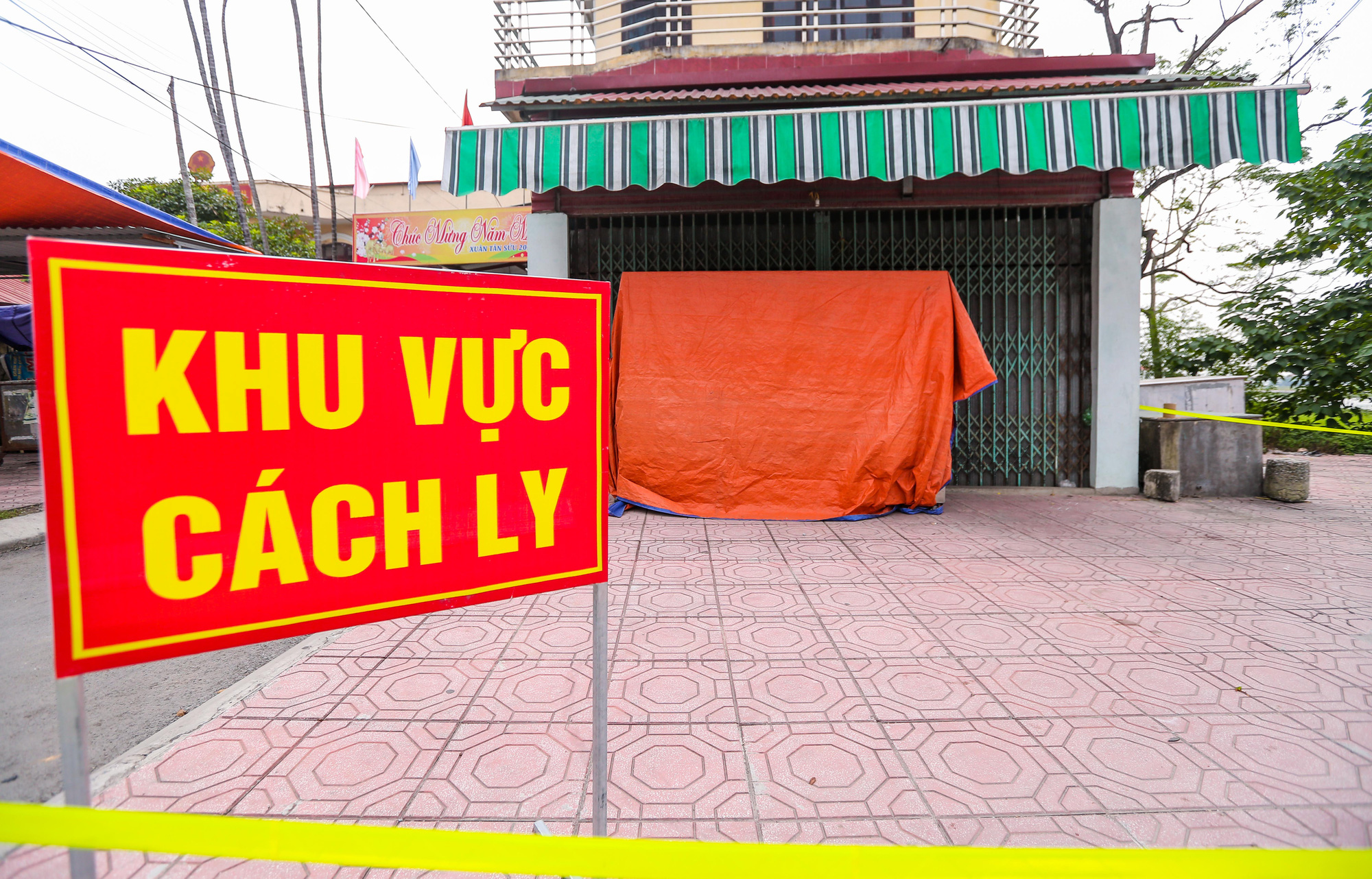 CLIP: Phong toả nhiá»u Ä‘iểm liên quan đến nữ cán bá»™ TAND huyện mắc Covid-19 - Ảnh 7. CLIP: Phong toả nhiá»u Ä‘iểm liên quan đến nữ cán bá»™ TAND huyện mắc Covid-19 - Ảnh 7.