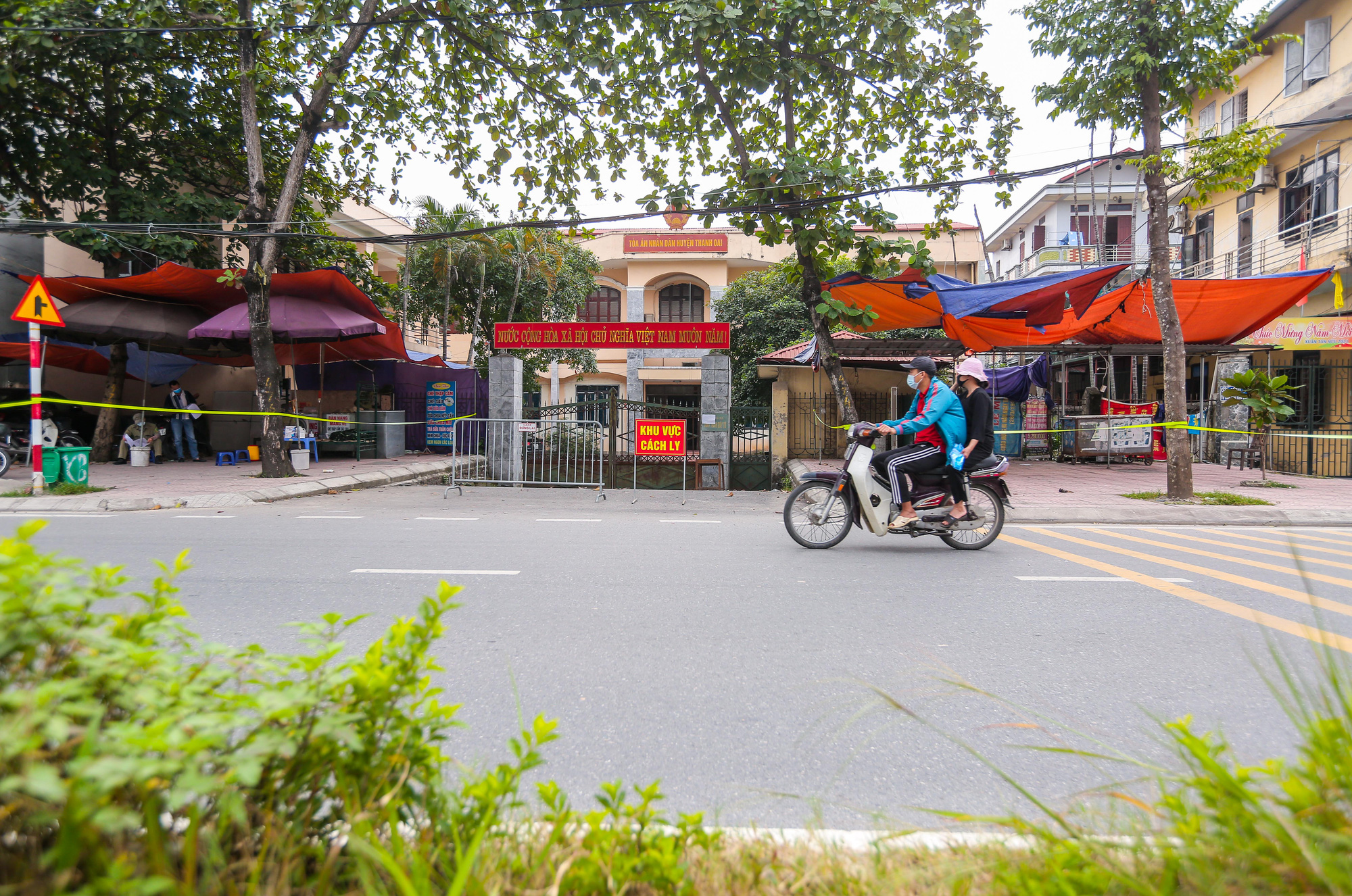 CLIP: Phong toả nhiá»u Ä‘iểm liên quan đến nữ cán bá»™ TAND huyện mắc Covid-19 - Ảnh 2. CLIP: Phong toả nhiá»u Ä‘iểm liên quan đến nữ cán bá»™ TAND huyện mắc Covid-19 - Ảnh 2.