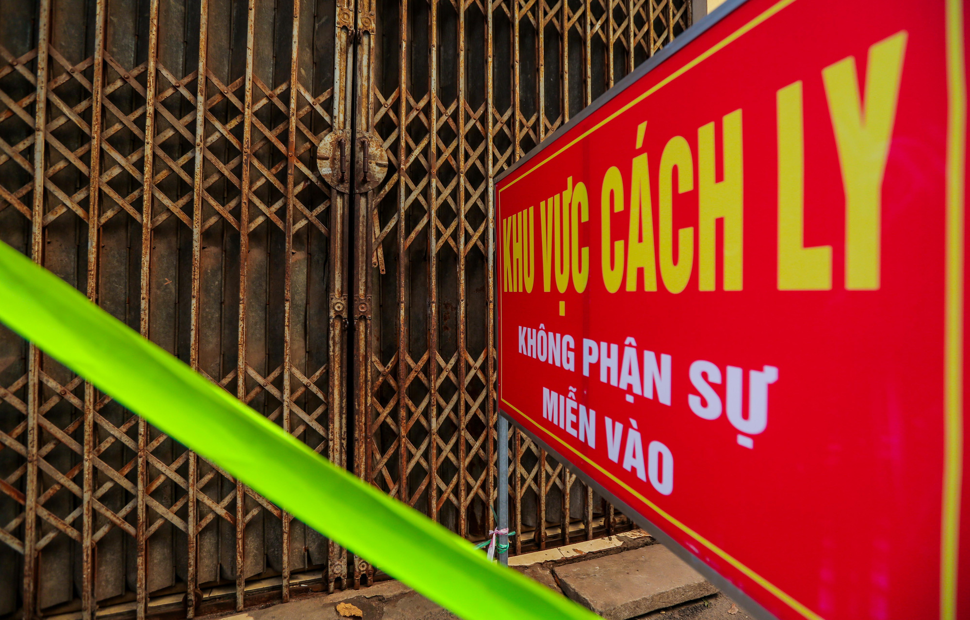 CLIP: Phong toả nhiá»u Ä‘iểm liên quan đến nữ cán bá»™ TAND huyện mắc Covid-19 - Ảnh 14. CLIP: Phong toả nhiá»u Ä‘iểm liên quan đến nữ cán bá»™ TAND huyện mắc Covid-19 - Ảnh 14.