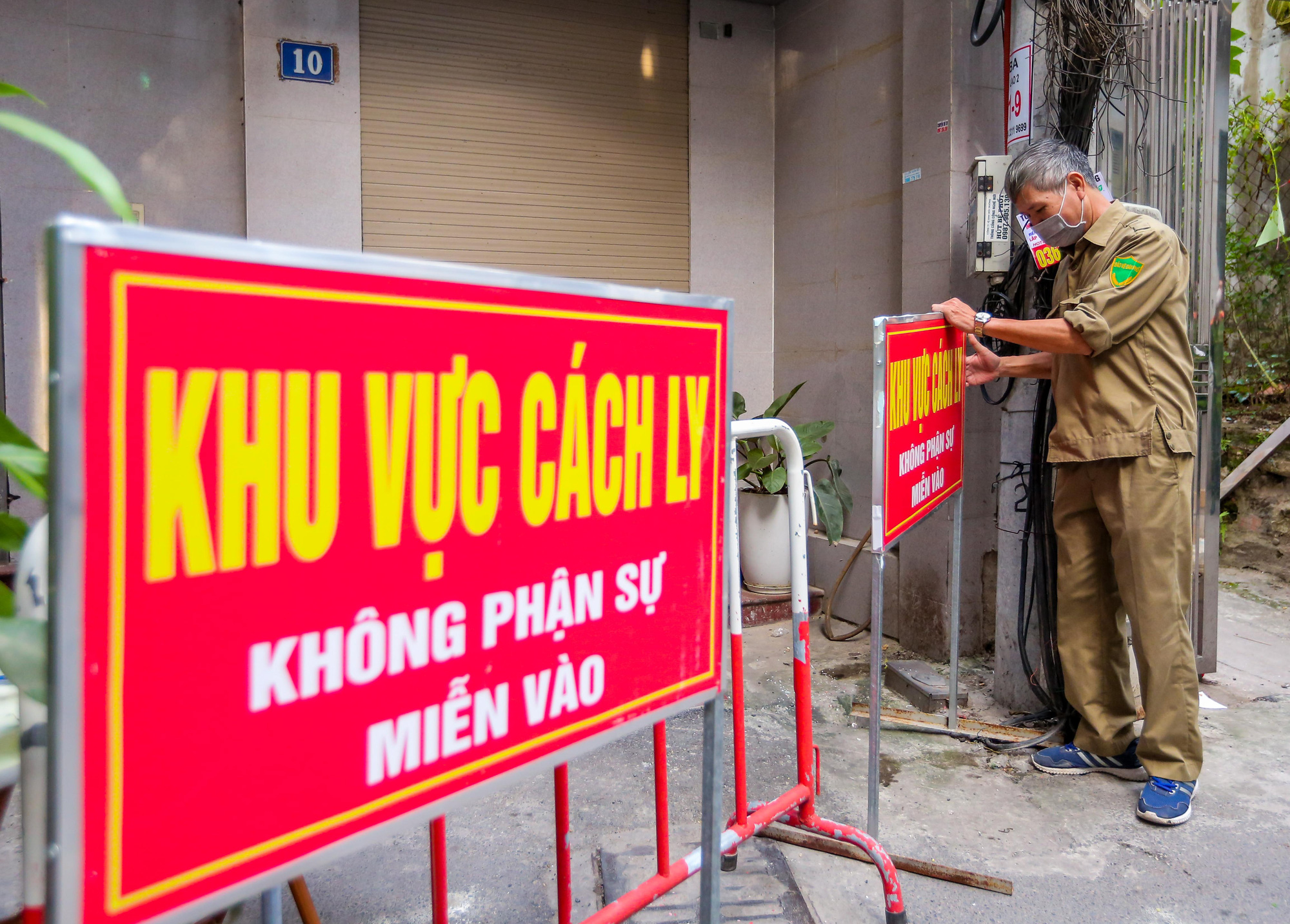 CLIP: Phong toả nhiá»u Ä‘iểm liên quan đến nữ cán bá»™ TAND huyện mắc Covid-19 - Ảnh 10. CLIP: Phong toả nhiá»u Ä‘iểm liên quan đến nữ cán bá»™ TAND huyện mắc Covid-19 - Ảnh 10.