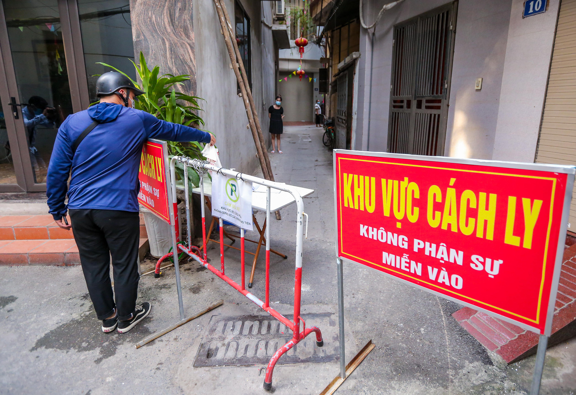 CLIP: Phong toả nhiá»u Ä‘iểm liên quan đến nữ cán bá»™ TAND huyện mắc Covid-19 - Ảnh 12. CLIP: Phong toả nhiá»u Ä‘iểm liên quan đến nữ cán bá»™ TAND huyện mắc Covid-19 - Ảnh 12.