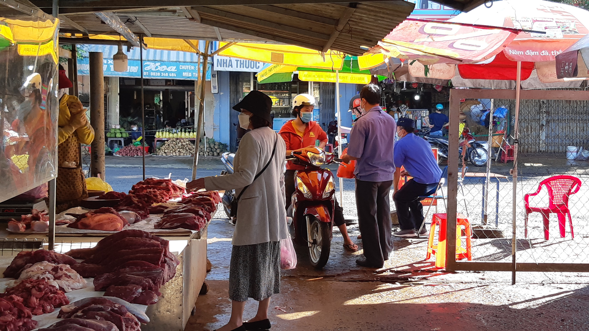 Cảnh đi chợ chưa từng thấy ở TP Buôn Ma Thuột - Ảnh 3.