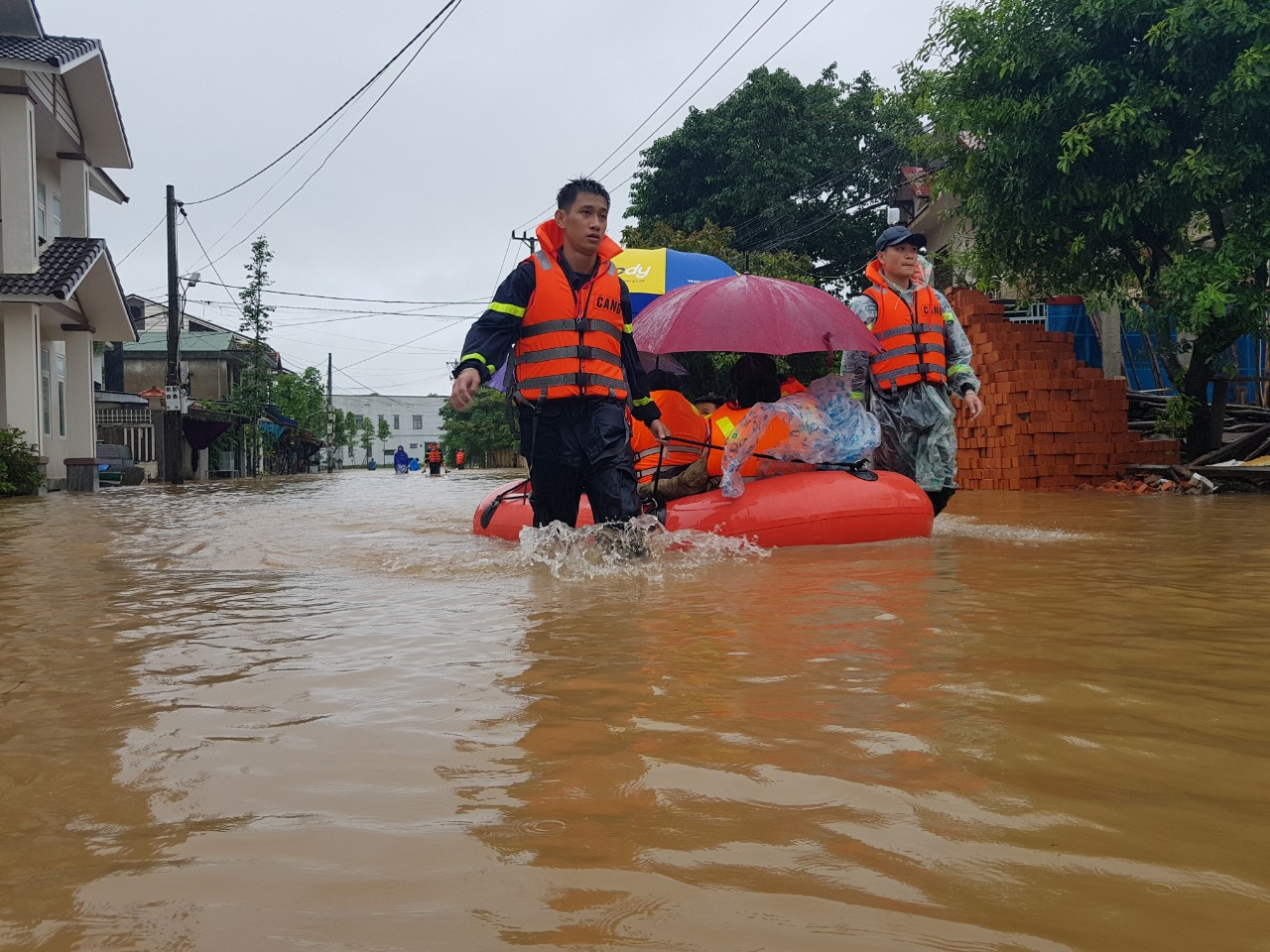 Lũ bất ngờ ập vào trường học, phải giải cứu học sinh - Ảnh 6.