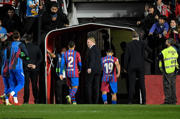 Barcelona sa thải HLV Ronald Koeman, chờ bổ nhiệm Xavi - Ảnh 2.