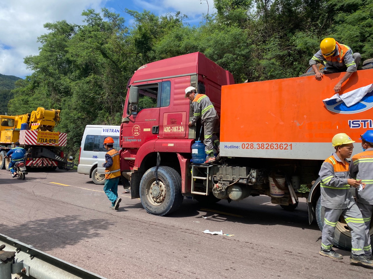 Váºn chuyển cánh quạt gió khổng lồ, xe siêu trưá»ng bị láºt khi lên đèo - Ảnh 3. Váºn chuyển cánh quạt gió khổng lồ, xe siêu trưá»ng bị láºt khi lên đèo - Ảnh 3.
