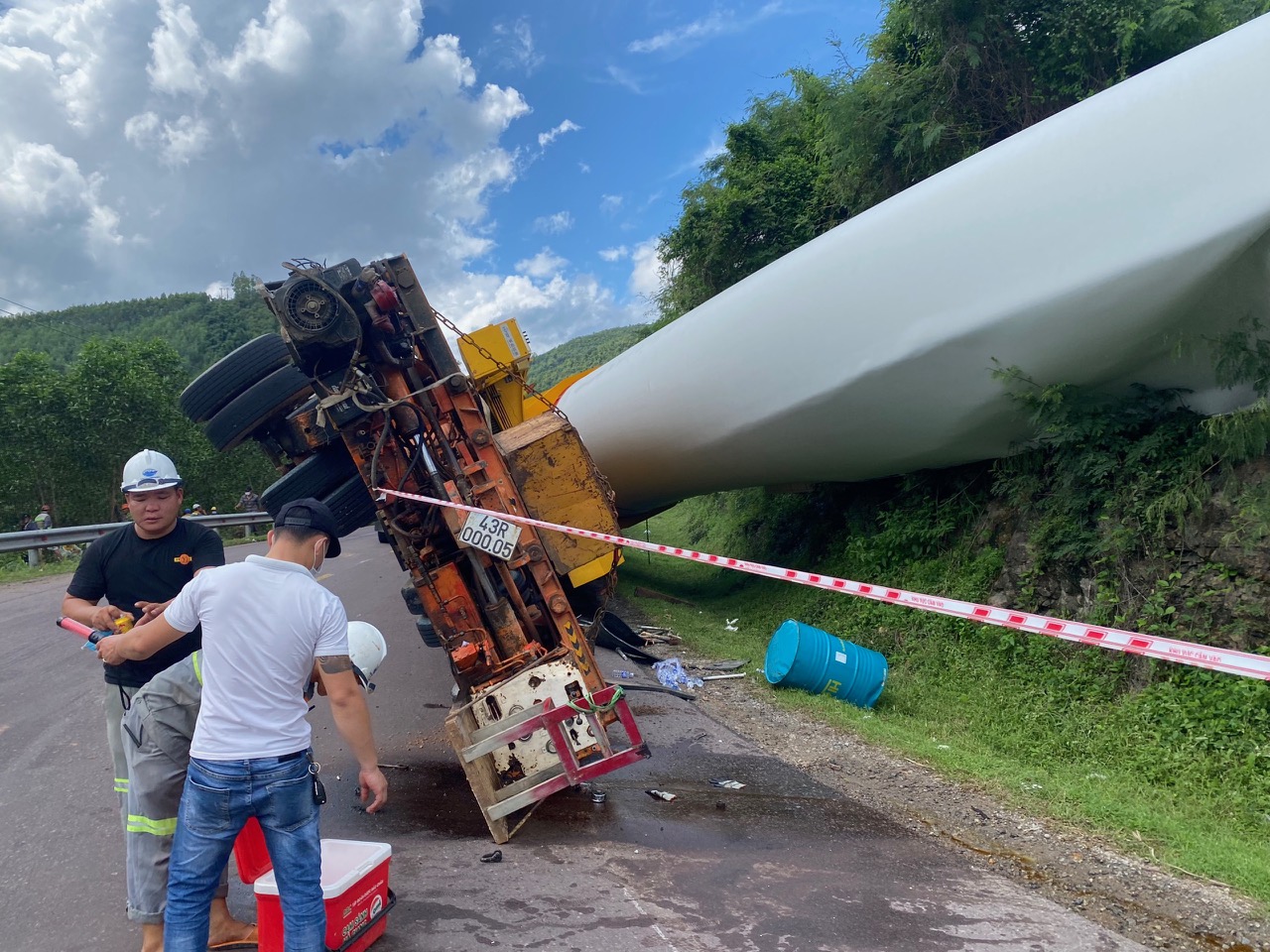 Váºn chuyển cánh quạt gió khổng lồ, xe siêu trưá»ng bị láºt khi lên đèo - Ảnh 1. Váºn chuyển cánh quạt gió khổng lồ, xe siêu trưá»ng bị láºt khi lên đèo - Ảnh 1.