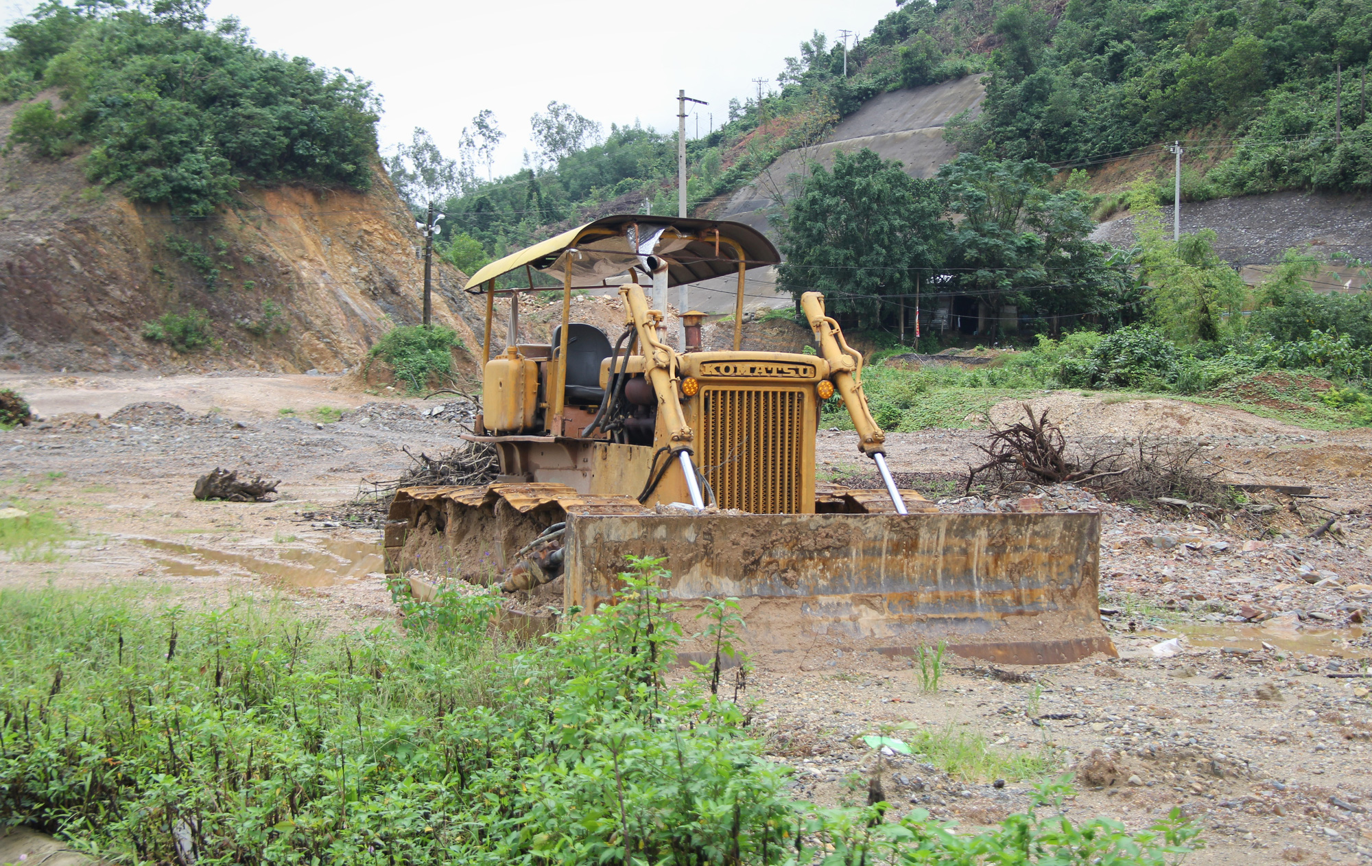 Đà Nẵng: Già trẻ dắt díu, lội bùn trên dự án đường hơn 643 tỉ đồng - Ảnh 7.