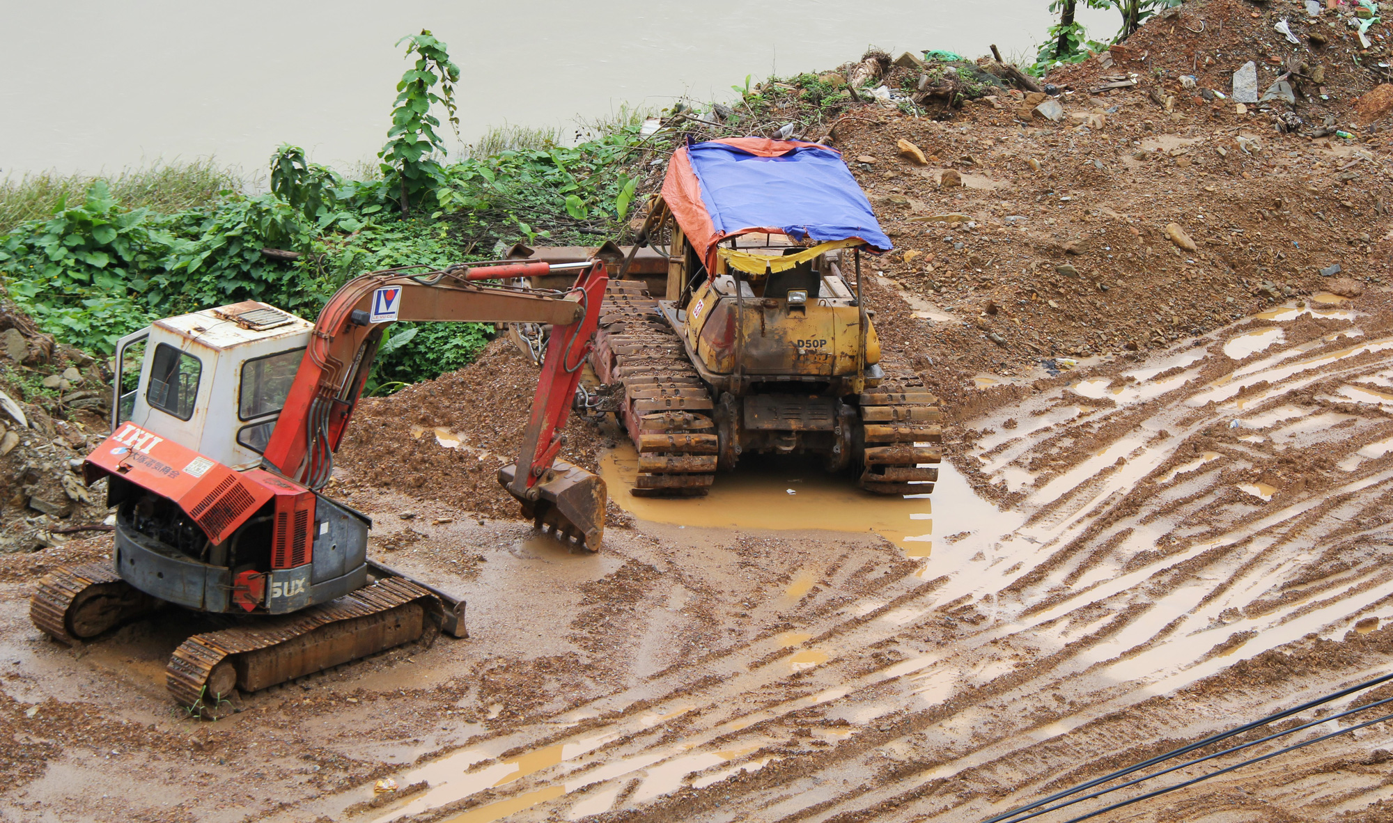 Đà Nẵng: Già trẻ dắt díu, lội bùn trên dự án đường hơn 643 tỉ đồng - Ảnh 8.