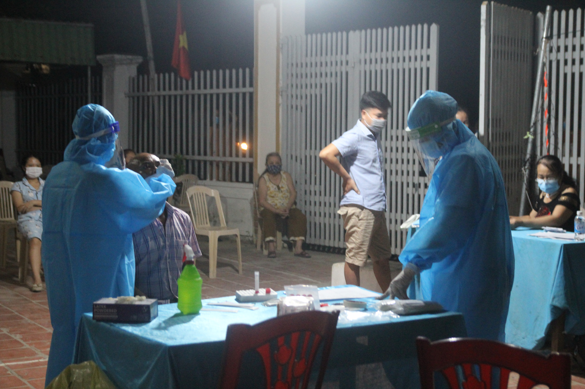 3 há»c sinh mắc Covid-19, hÆ¡n 100 há»c sinh và giáo viên là F1 - Ảnh 1. 3 há»c sinh mắc Covid-19, hÆ¡n 100 há»c sinh và giáo viên là F1 - Ảnh 1.