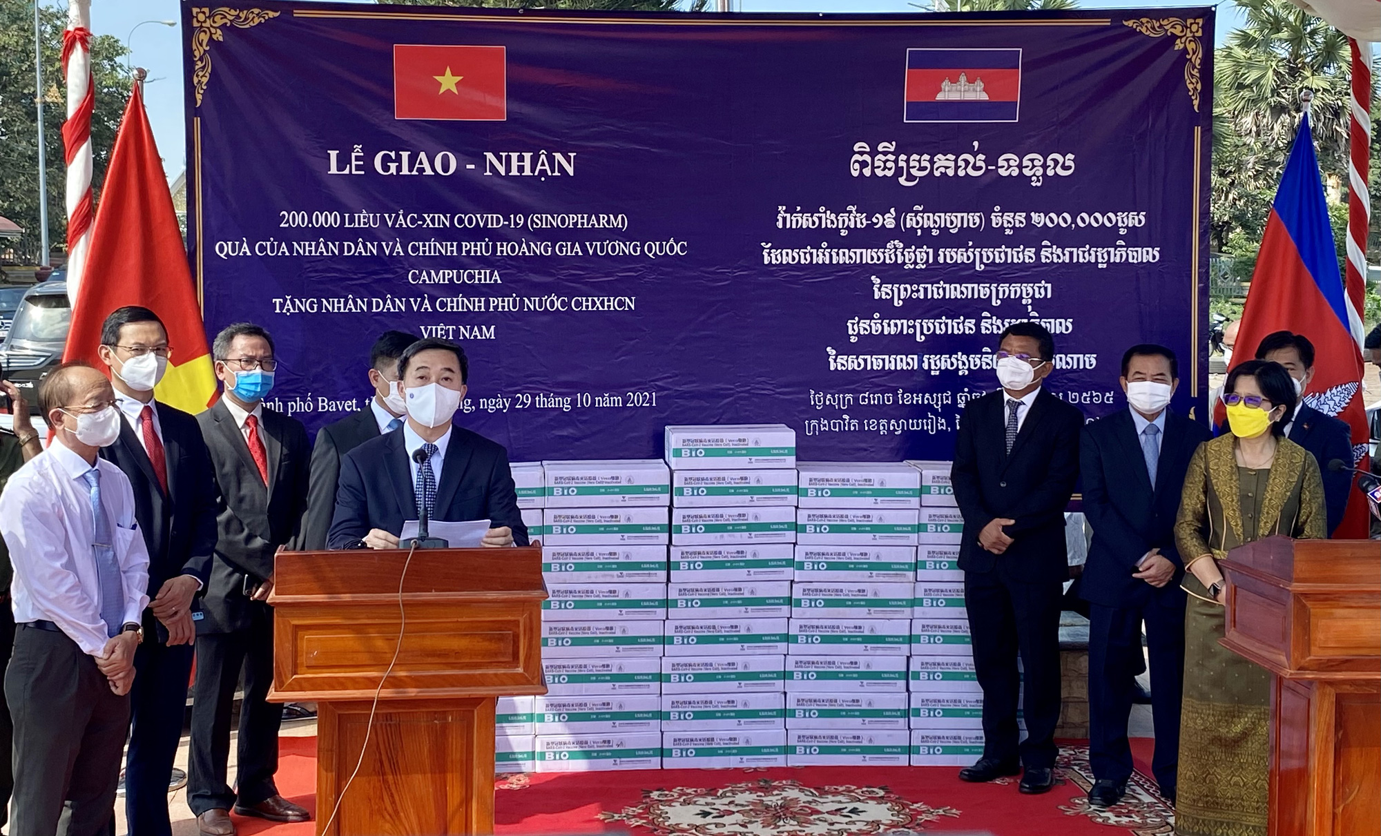 Campuchia tặng Việt Nam 200.000 liá»u vắc-xin - Ảnh 2. Campuchia tặng Việt Nam 200.000 liá»u vắc-xin - Ảnh 2.