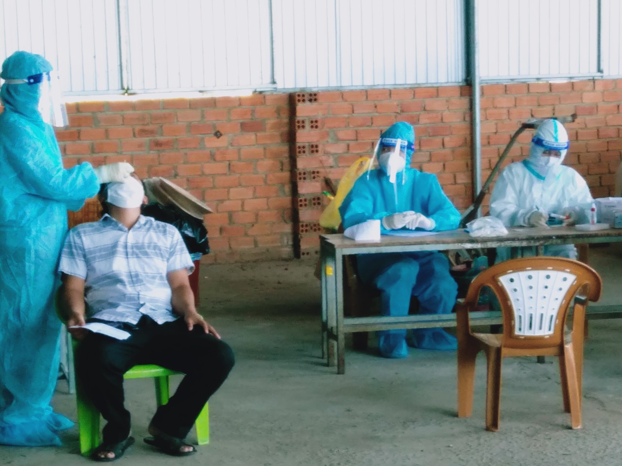 Thành phố Phan Thiết khẩn trương xét nghiệm Covid-19 trên diện rộng - Ảnh 1.