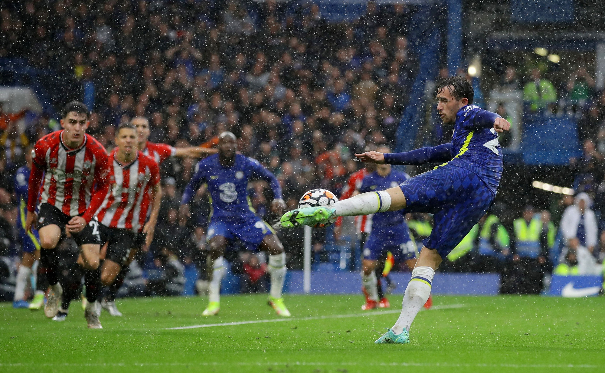 Southampton gục ngã vì thẻ đỏ, Chelsea lên ngôi đầu Ngoại hạng - Ảnh 8.