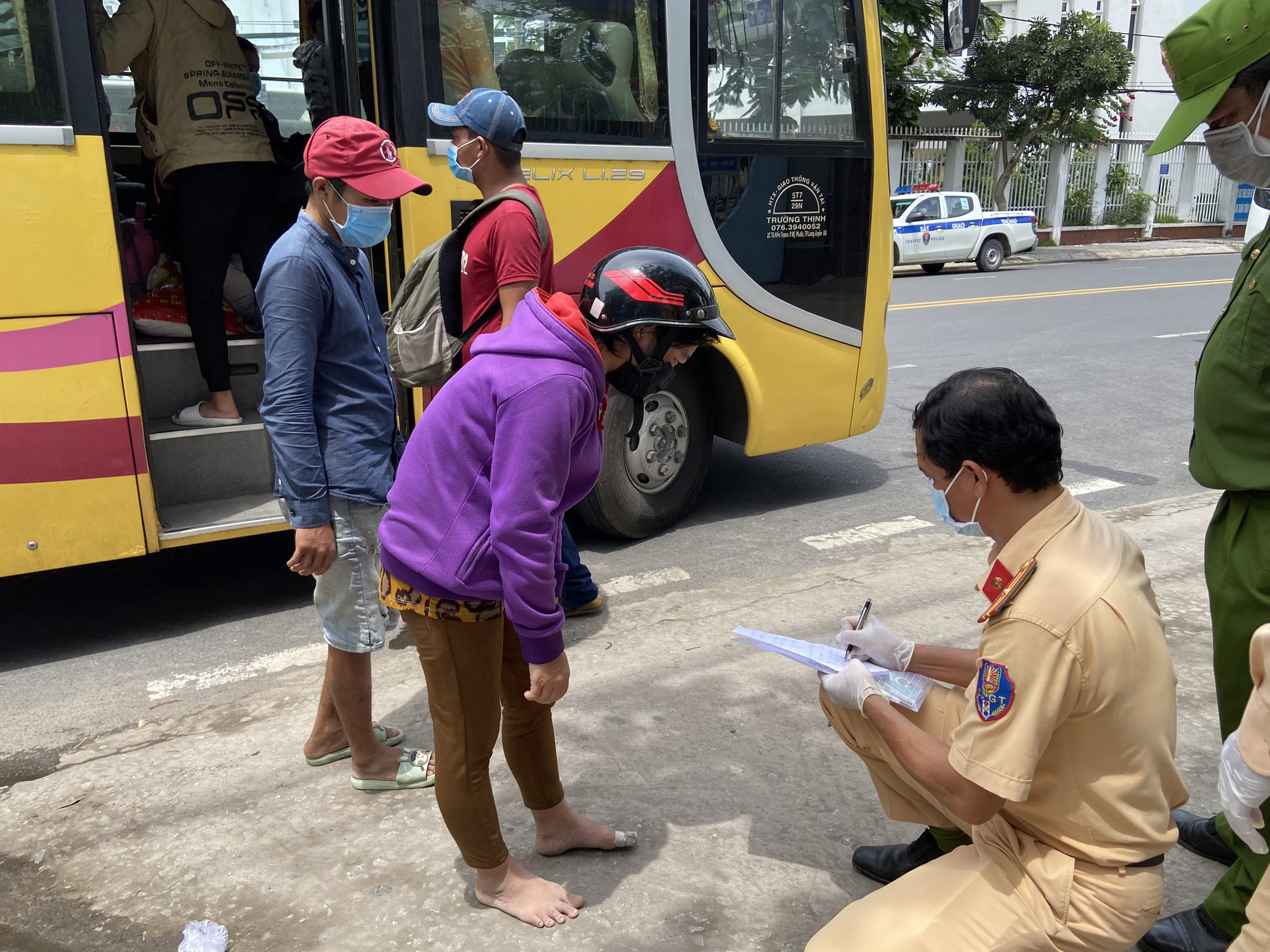 Công dân ùn ùn về quê, các tỉnh miền Tây lo vỡ trận dịch bệnh - Ảnh 8.