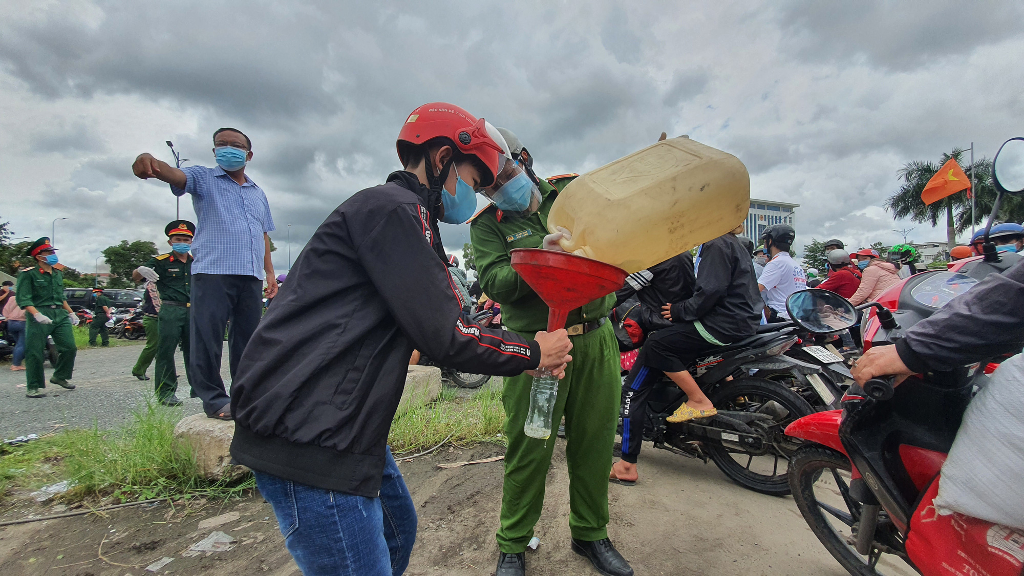 Công dân ùn ùn về quê, các tỉnh miền Tây lo vỡ trận dịch bệnh - Ảnh 11.