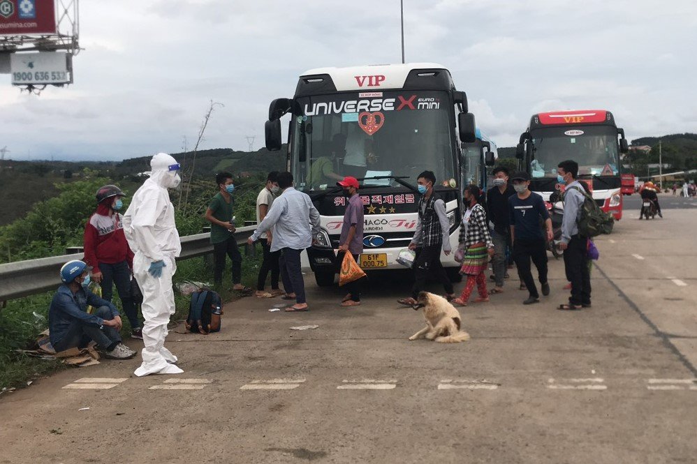 Các tỉnh thay phiên nhau hỗ trợ gần 500 người đi bộ về quê - Ảnh 3.