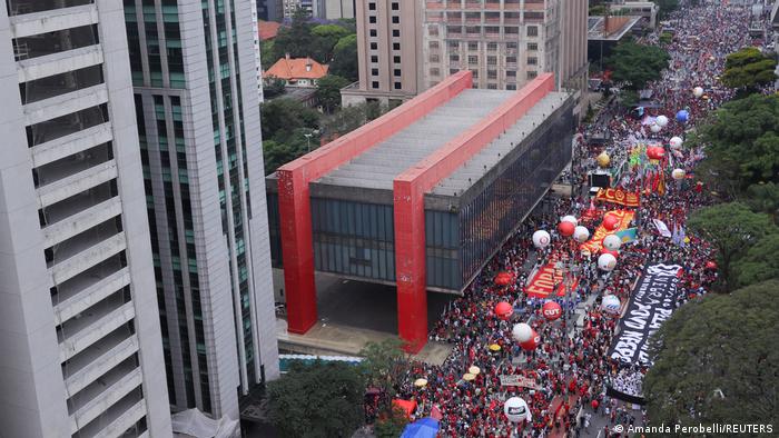 Brazil: Thiếu ăn, lạm phát, giá nhiên liệu tăng, biển người đòi luận tội tổng thống - Ảnh 1.