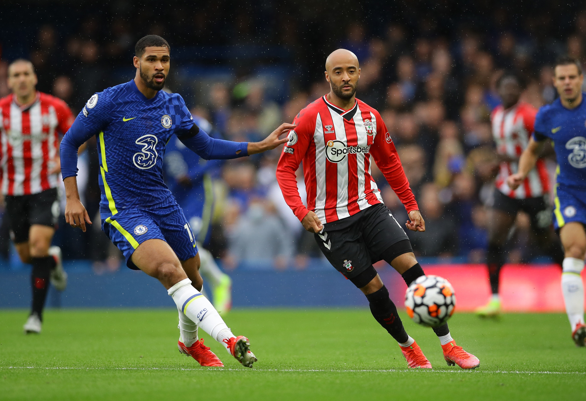 Southampton gục ngã vì thẻ đỏ, Chelsea lên ngôi đầu Ngoại hạng - Ảnh 1.