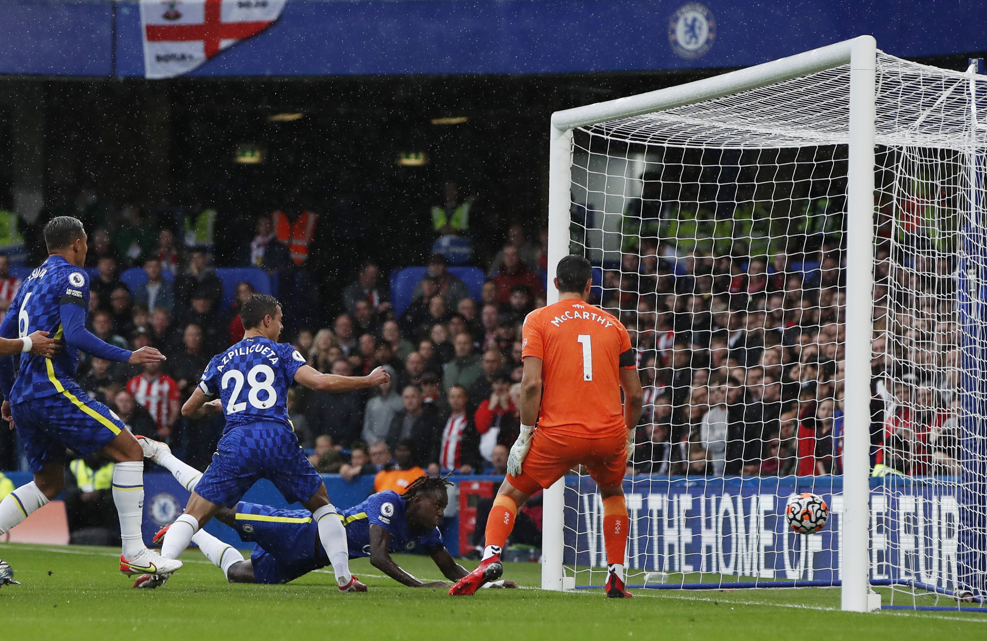 Southampton gục ngã vì thẻ đỏ, Chelsea lên ngôi đầu Ngoại hạng - Ảnh 3.