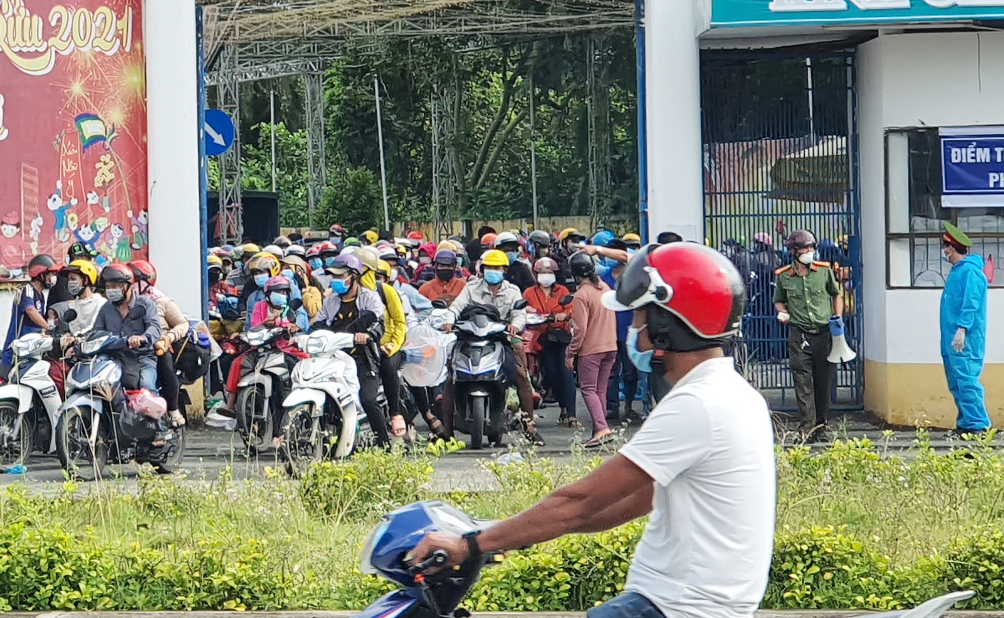 2 tỉnh ở miền Tây kiến nghị Thủ tướng chỉ đạo dừng cho người dân về quê - Ảnh 2. 2 tỉnh ở miền Tây kiến nghị Thủ tướng chỉ đạo dừng cho người dân về quê - Ảnh 2.