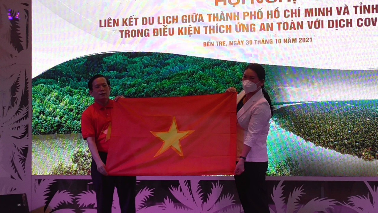 Thêm 10.000 lá cỠTổ quốc đến với ngư dân Bến Tre - Ảnh 3. Thêm 10.000 lá cỠTổ quốc đến với ngư dân Bến Tre - Ảnh 3.