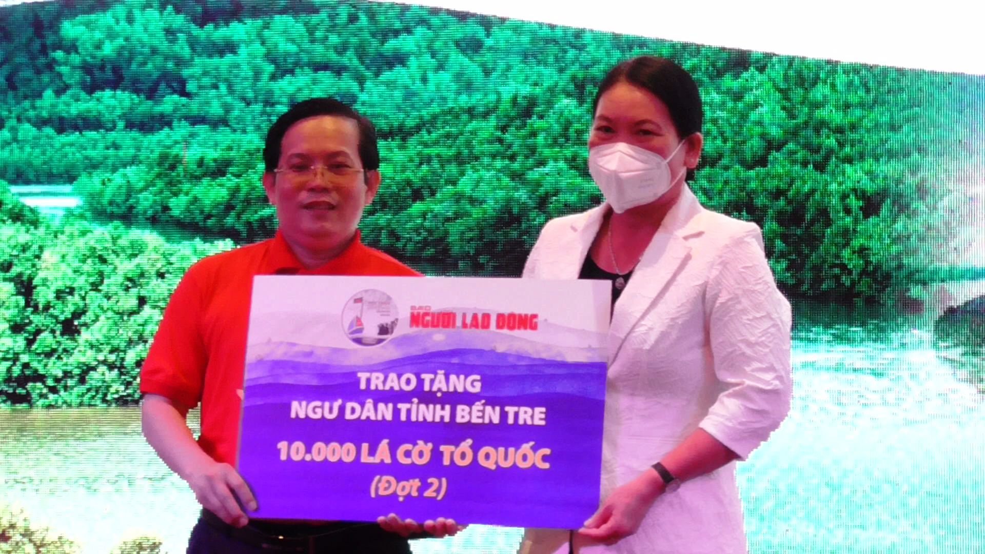 Thêm 10.000 lá cỠTổ quốc đến với ngư dân Bến Tre - Ảnh 2. Thêm 10.000 lá cỠTổ quốc đến với ngư dân Bến Tre - Ảnh 2.