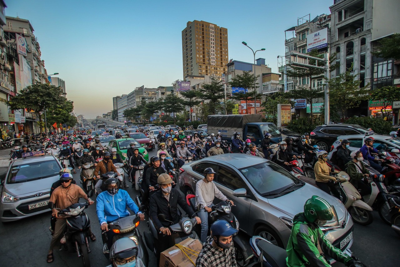 Hà Nội Thí điểm tách cứng làn ôtô và xe máy trên đường Nguyễn Trãi  Giao  thông  Vietnam VietnamPlus