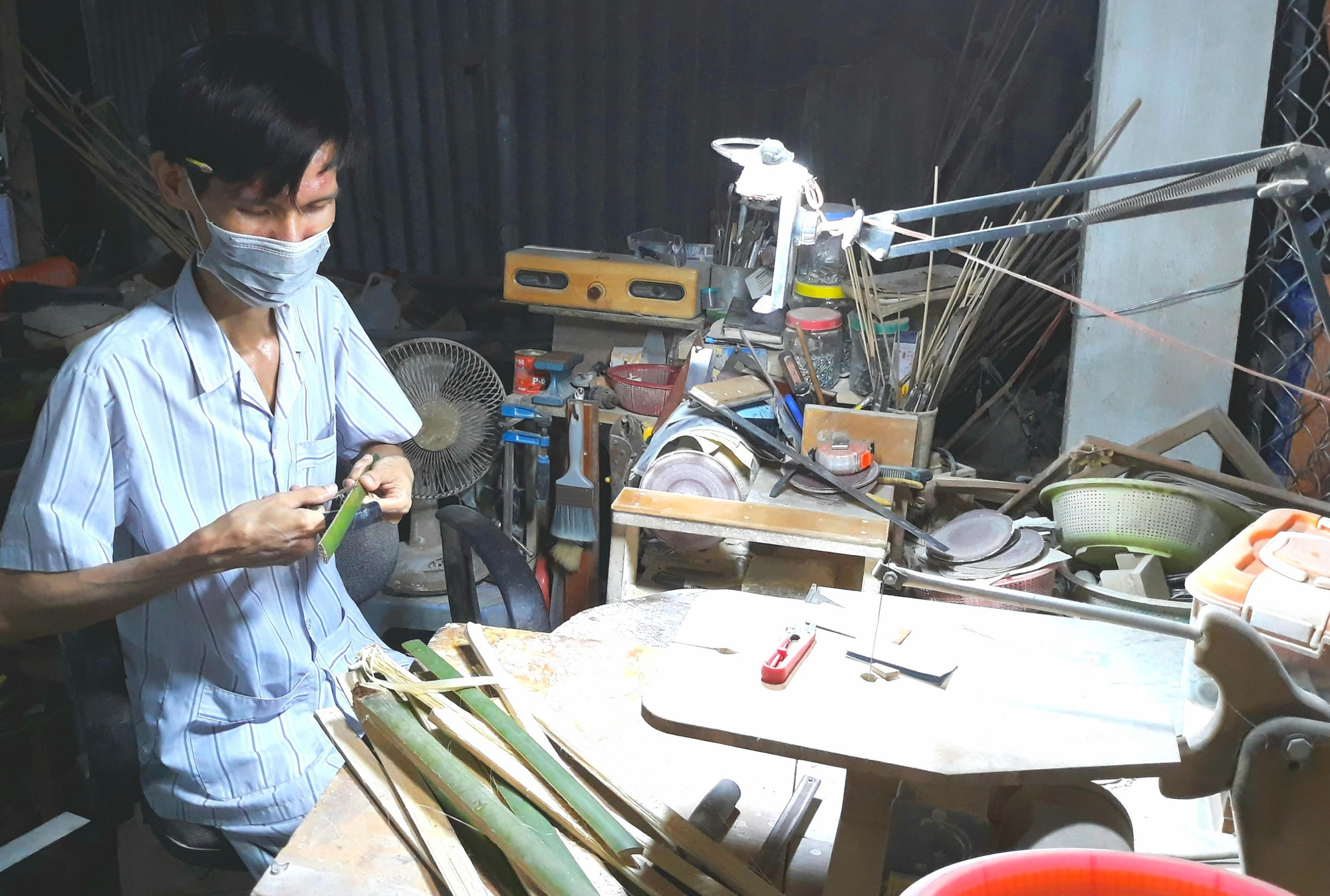 Chà ng trai khuyết táºt mê tre được Chá»§ tịch UBND tỉnh khen thưởng - Ảnh 1. Chà ng trai khuyết táºt mê tre được Chá»§ tịch UBND tỉnh khen thưởng - Ảnh 1.