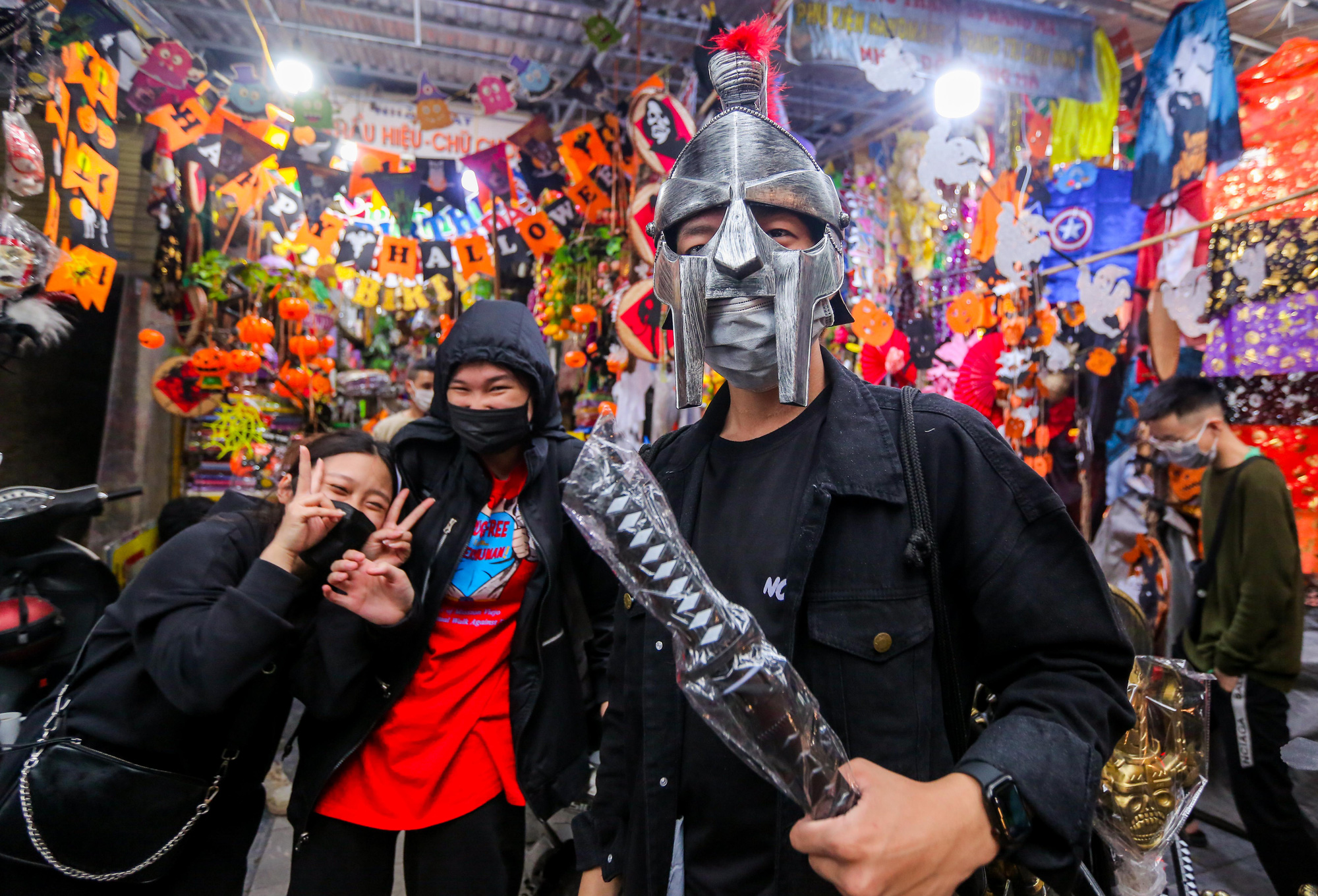 CLIP: Nưá»m nượp ngưá»i lên phố Hà ng Mã sắm đồ chÆ¡i Halloween - Ảnh 4. CLIP: Nưá»m nượp ngưá»i lên phố Hà ng Mã sắm đồ chÆ¡i Halloween - Ảnh 4.
