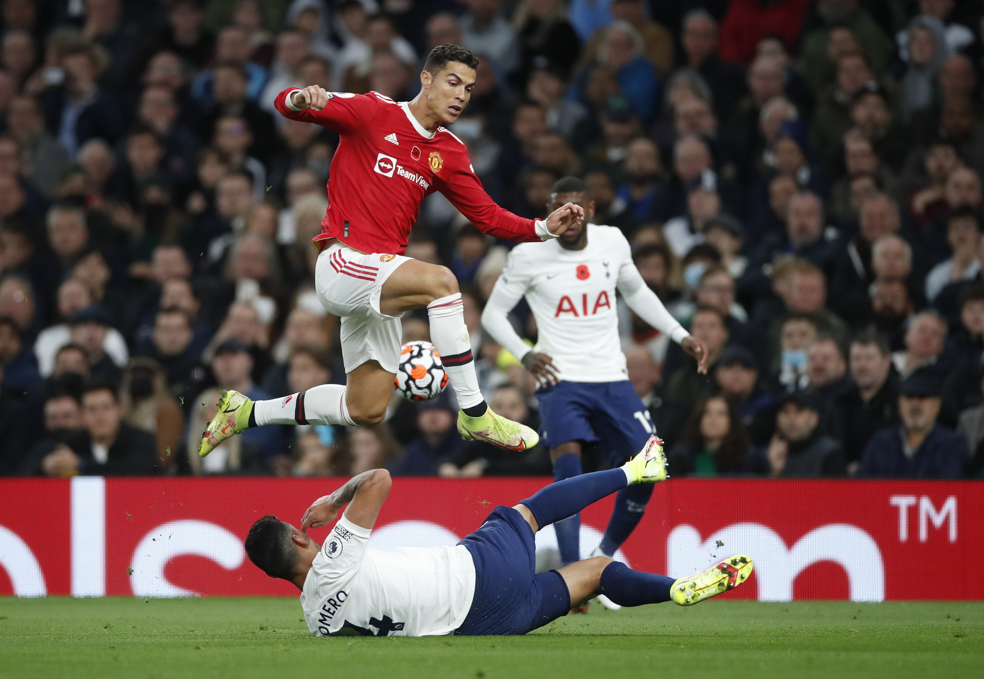 Bộ đôi lão tướng bùng nổ, Man United đại thắng Tottenham - Ảnh 2.