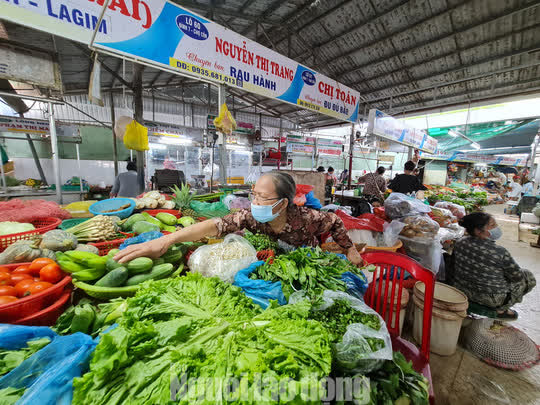 Đà Nẵng: Chợ truyền thống đìu hiu, hàng trăm tiểu thương mỏi mòn chờ khách - Ảnh 7.