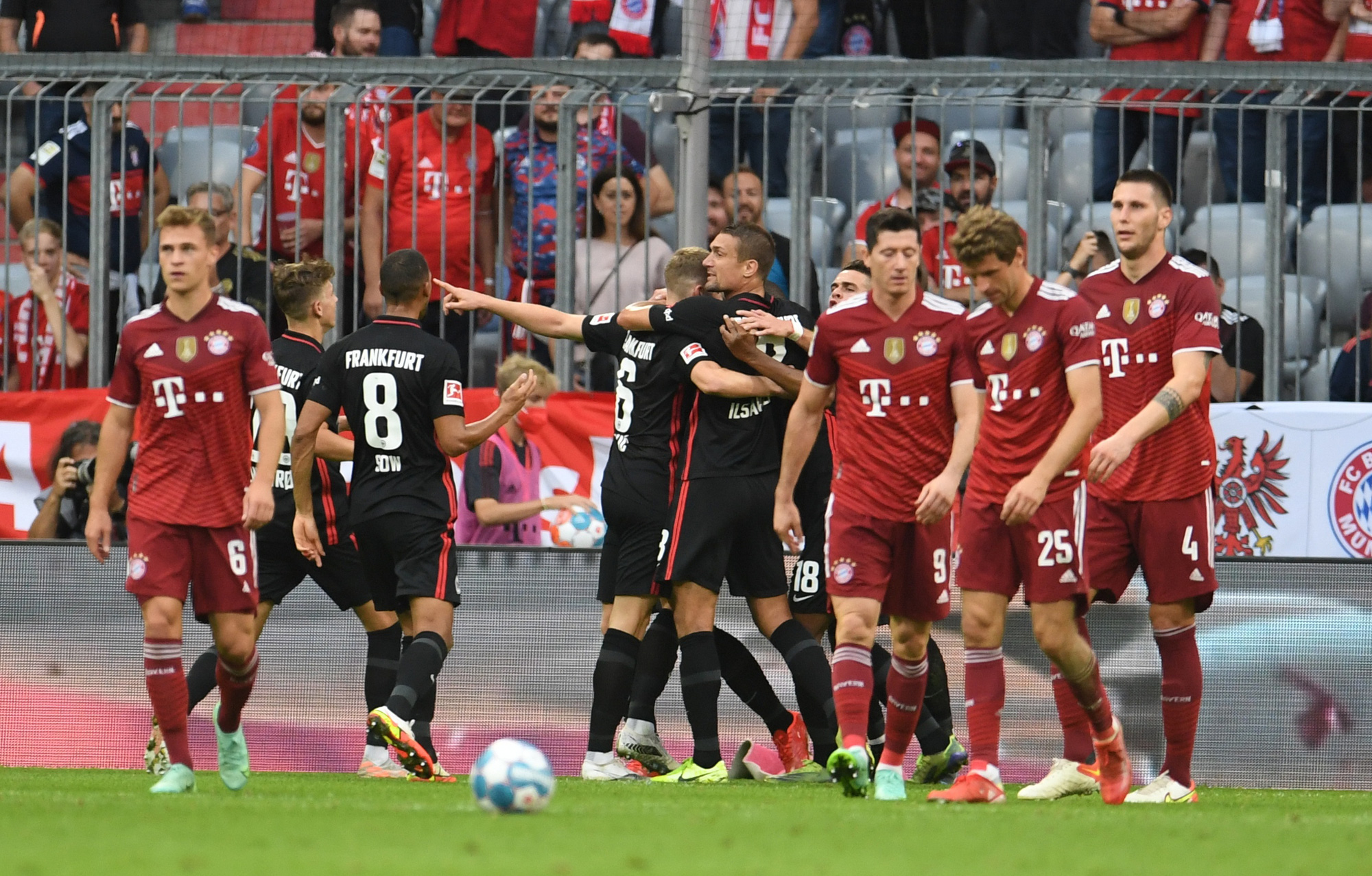 Thất bại trên sân nhà, Bayern Munich bị ngắt chuỗi bất bại - Ảnh 4. Thất bại trên sân nhà, Bayern Munich bị ngắt chuỗi bất bại - Ảnh 4.