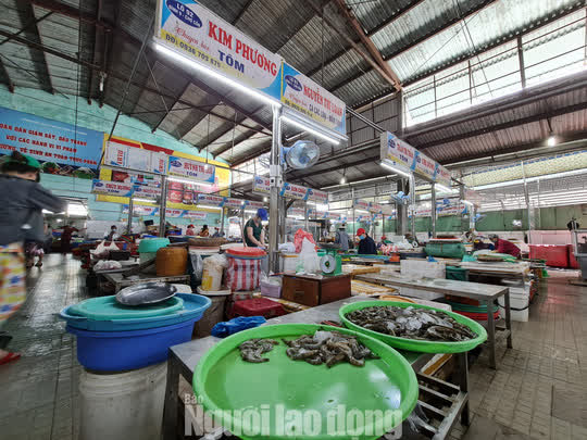 Đà Nẵng: Chợ truyền thống đìu hiu, hàng trăm tiểu thương mỏi mòn chờ khách - Ảnh 4.