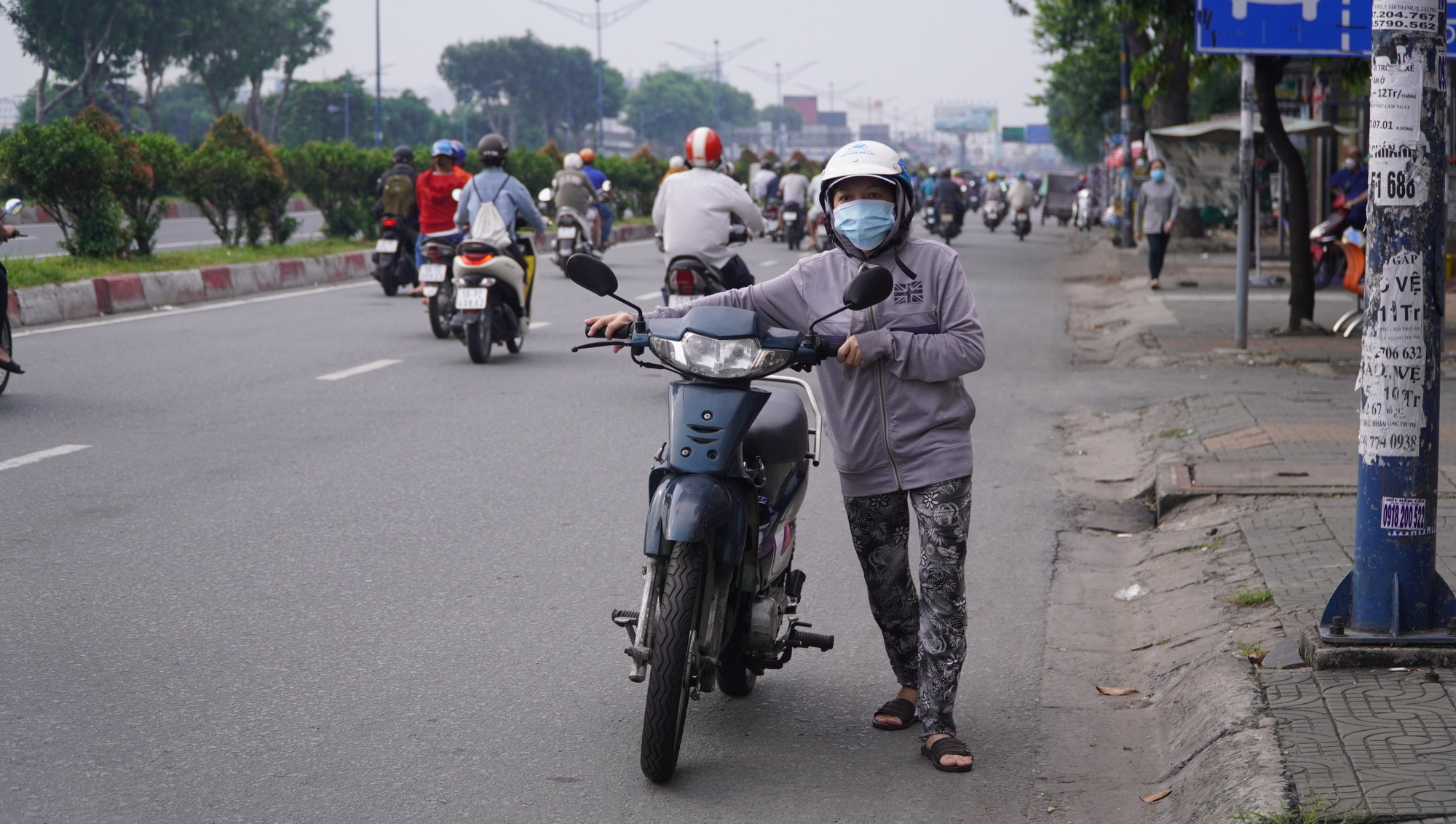 Người dân quay lại làm việc, đường phố TP HCM đông nghẹt ngày đầu tuần - Ảnh 16.