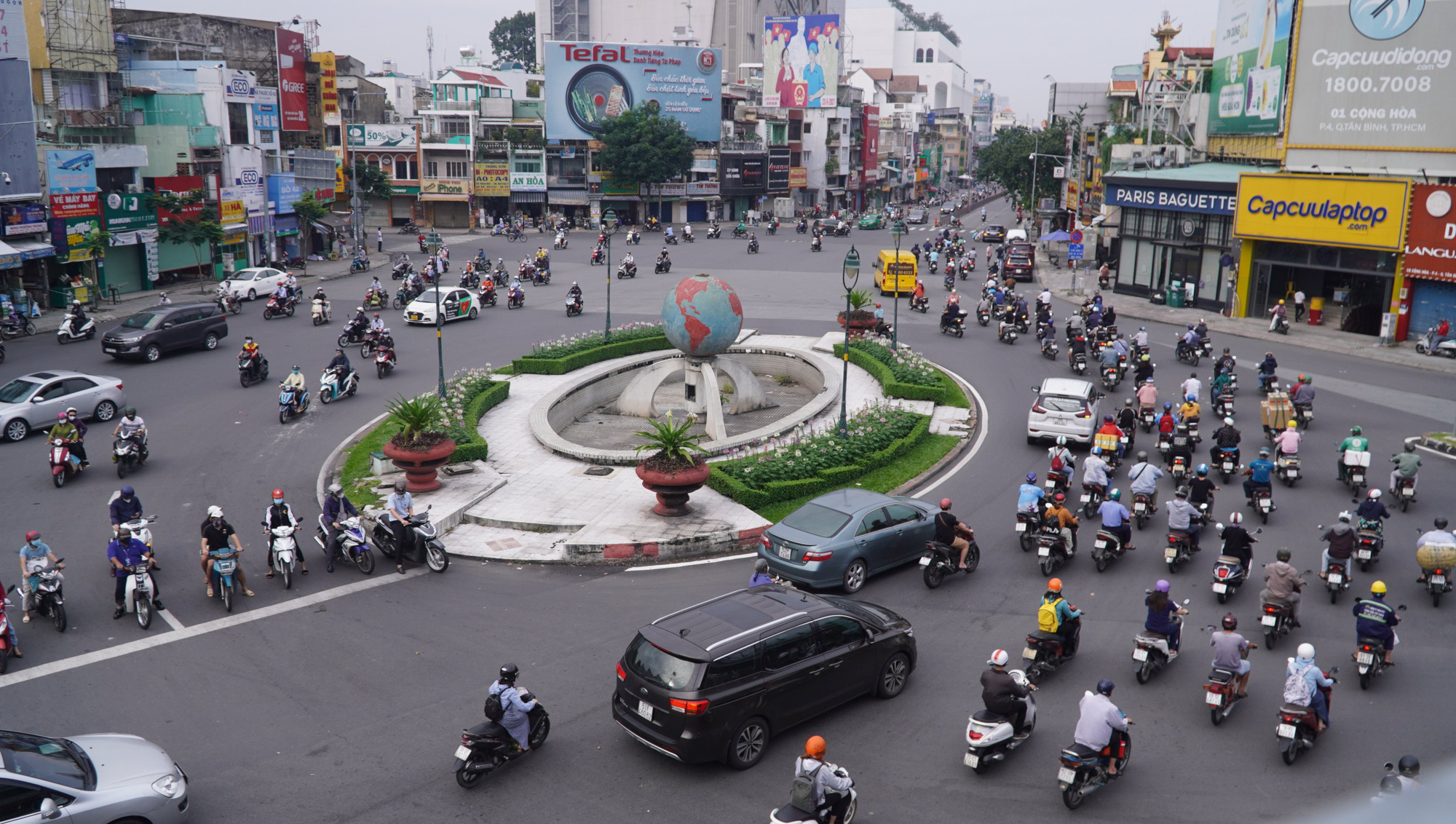 Người dân quay lại làm việc, đường phố TP HCM đông nghẹt ngày đầu tuần - Ảnh 17.