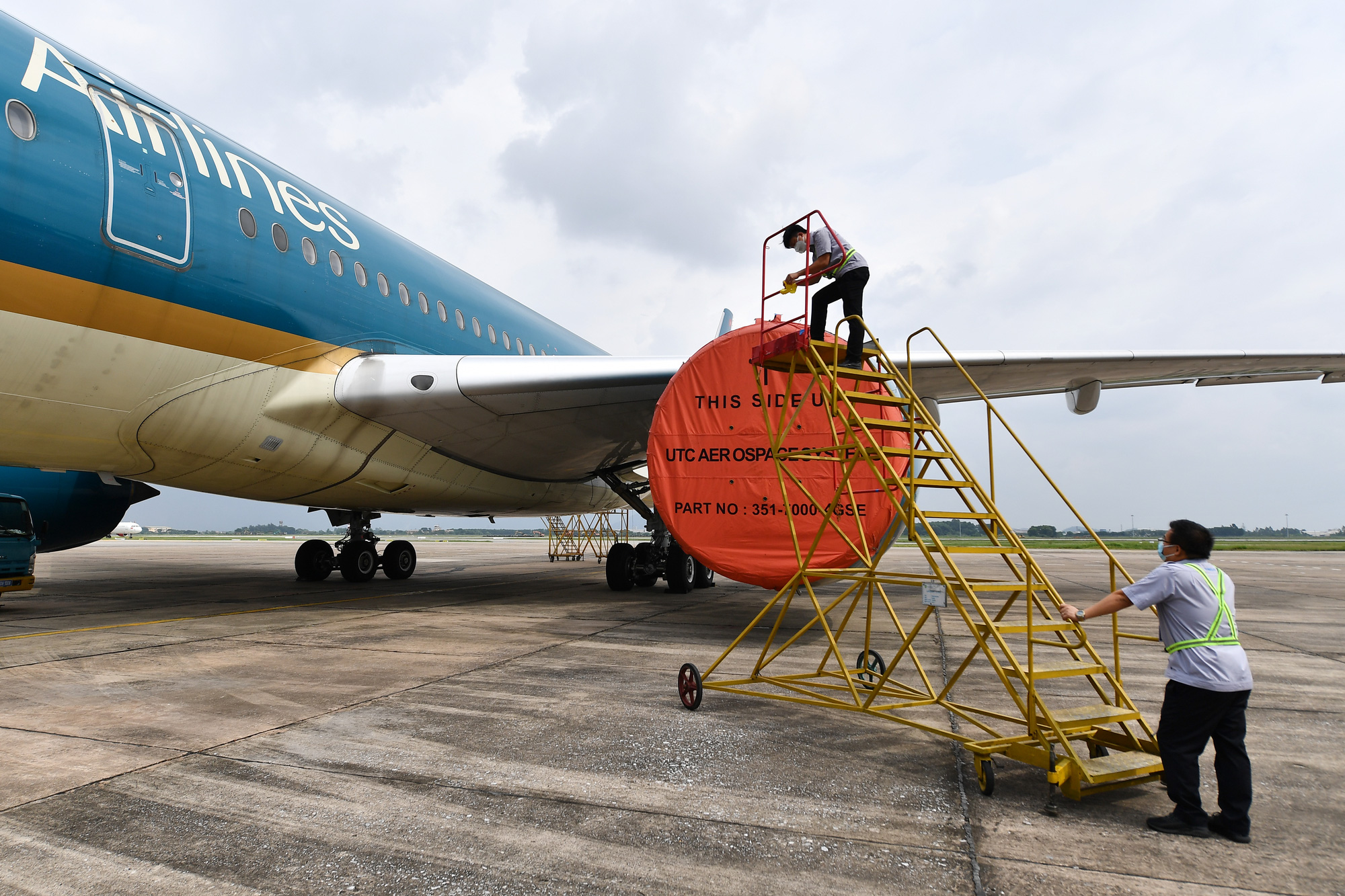 Hàng không hối hả bảo dưỡng máy bay trước ngày nối lại bay nội địa - Ảnh 4.