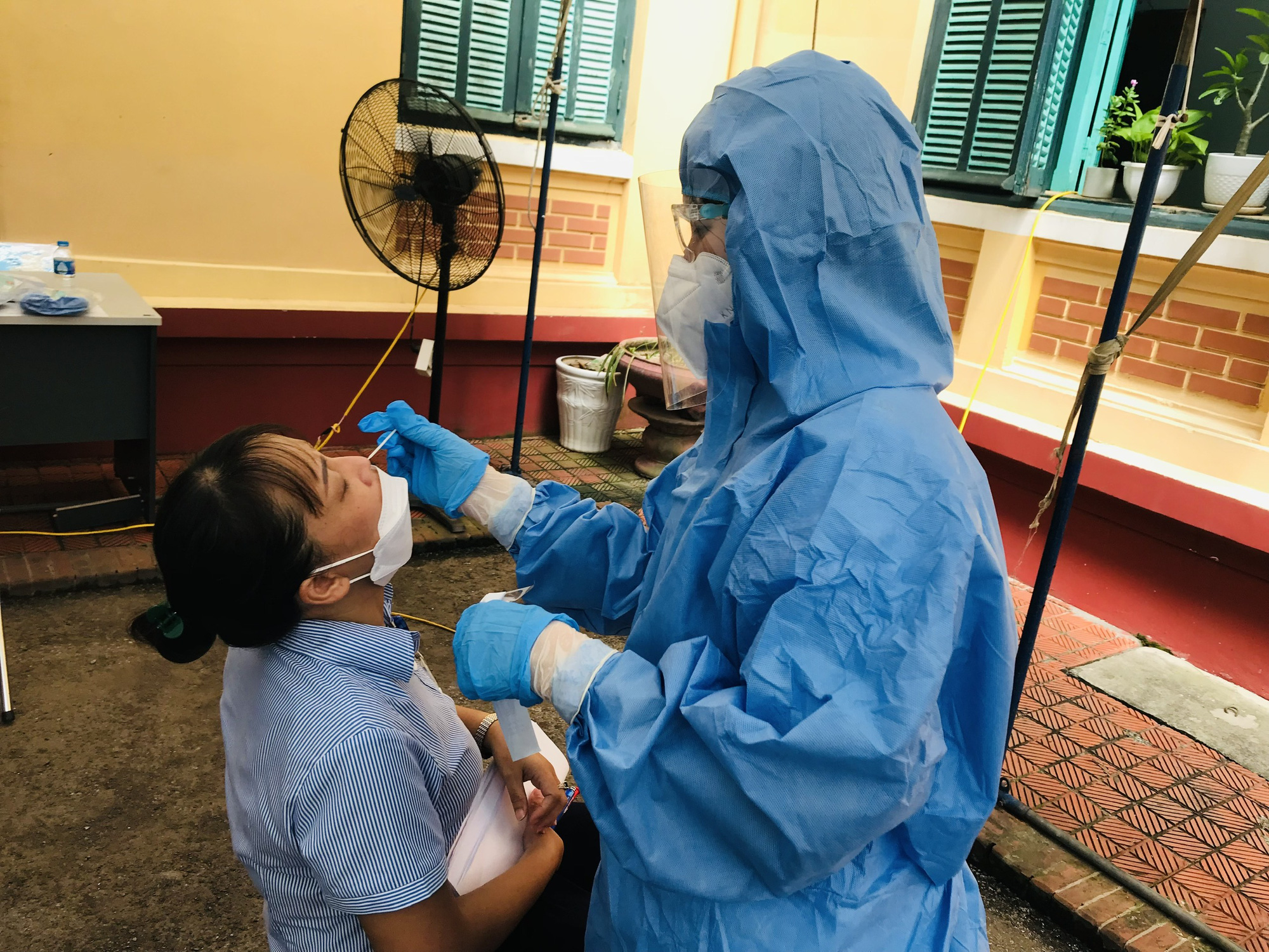 Ngày 4-10, thêm  27.683 người khỏi bệnh, số ca mắc và tử vong do Covid-19 ở TP HCM giảm sâu - Ảnh 2.