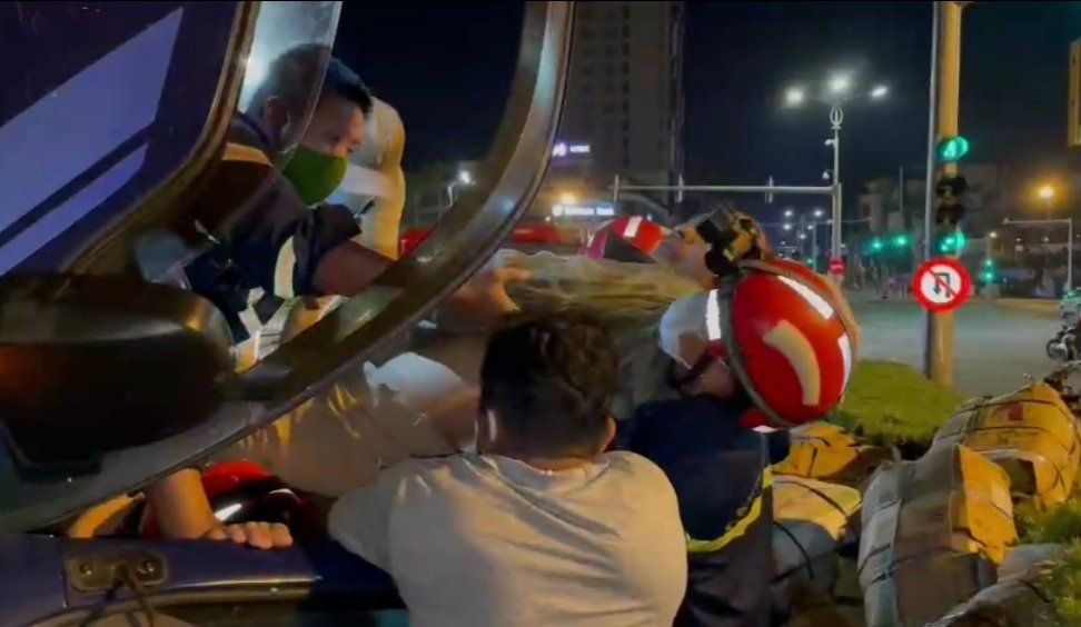 CLIP: Giải cứu tài xế bị mắc kẹt sau vụ lật xe tải ở cầu Rồng - Ảnh 2.