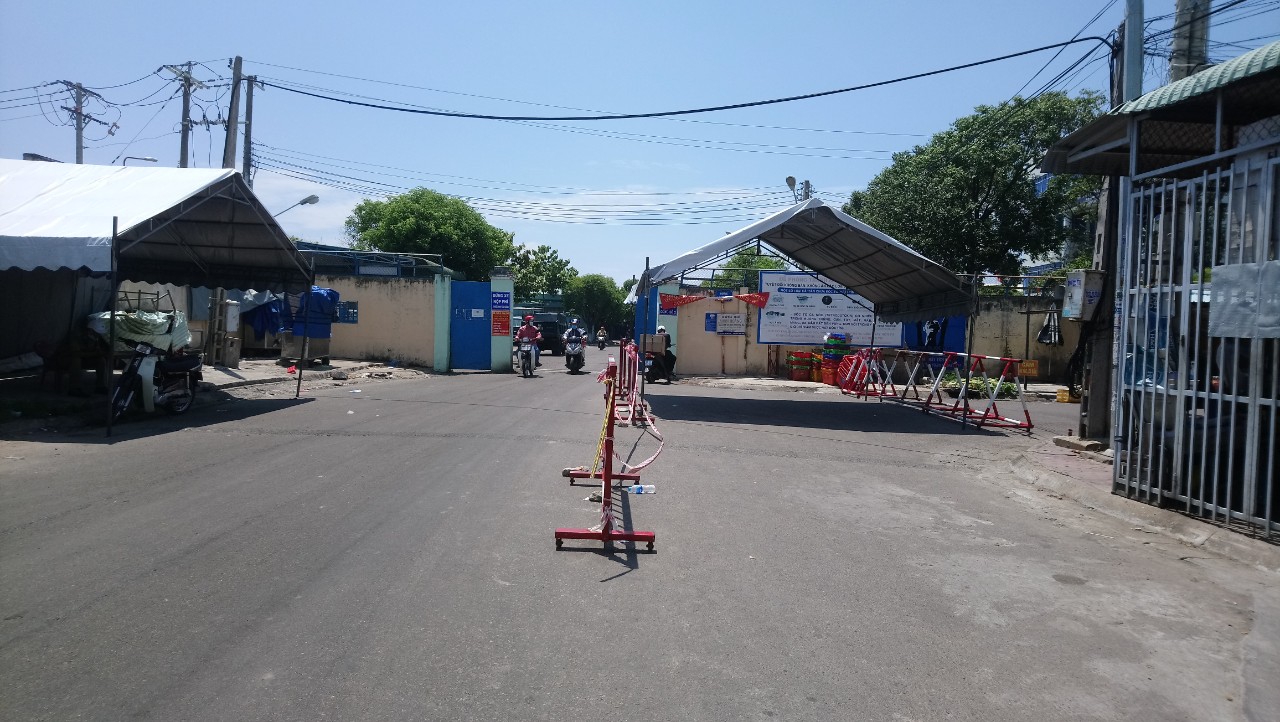 Phong tỏa cảng cá Phan Thiết để chống dịch, ngư dân dừng ra khơi - Ảnh 2.