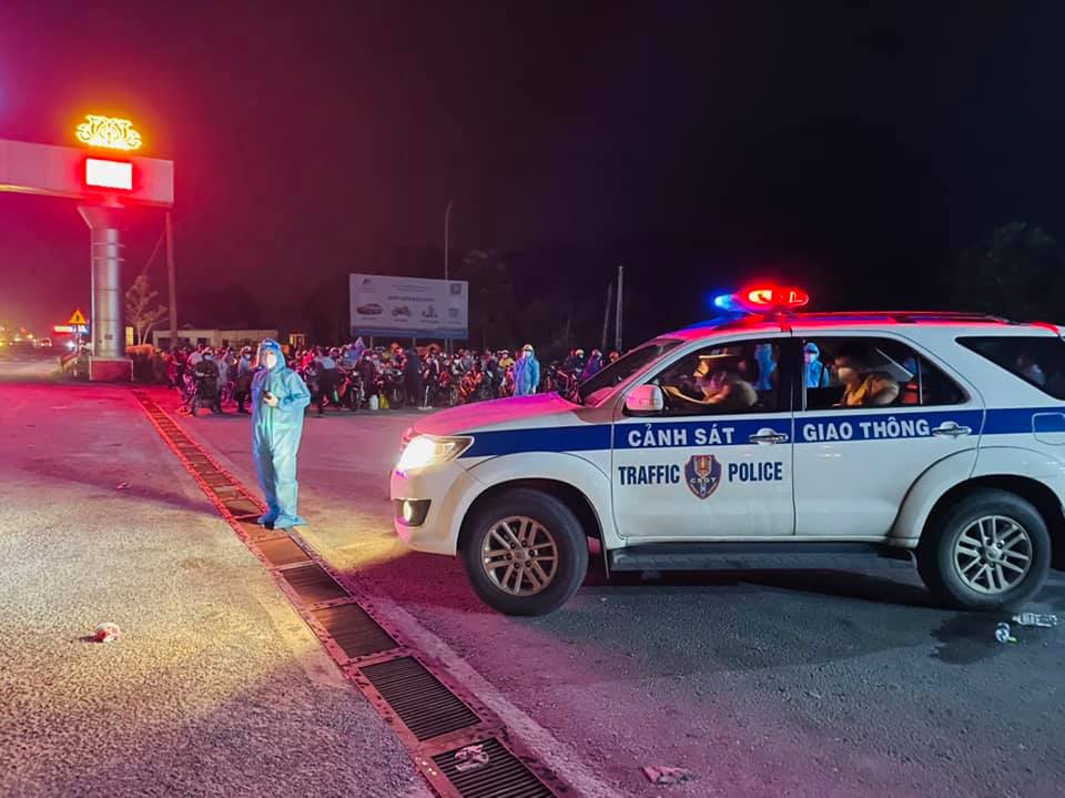 Hàng ngàn người đi xe máy về quê được CSGT Thanh Hóa hỗ trợ dẫn đường - Ảnh 2.