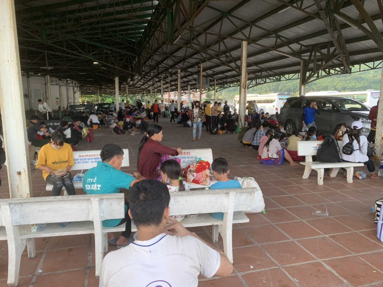 Thừa Thiên - Huế: Bố trí ôtô trung chuyển 350 người đi bộ về quê - Ảnh 2. Thừa Thiên - Huế: Bố trí ôtô trung chuyển 350 người đi bộ về quê - Ảnh 2.