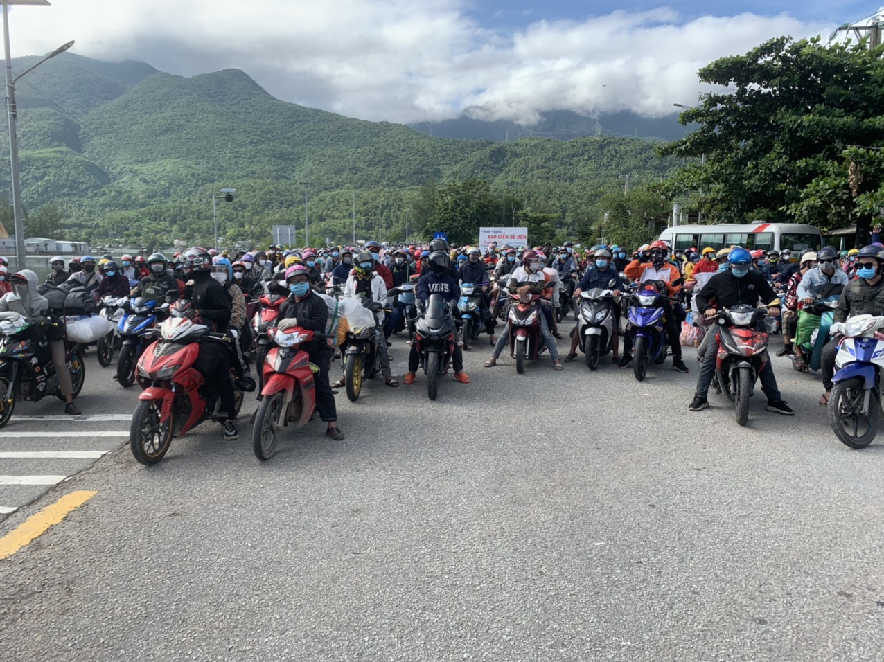 Thừa Thiên - Huế: Bố trí ôtô trung chuyển 350 người đi bộ về quê - Ảnh 4. Thừa Thiên - Huế: Bố trí ôtô trung chuyển 350 người đi bộ về quê - Ảnh 4.