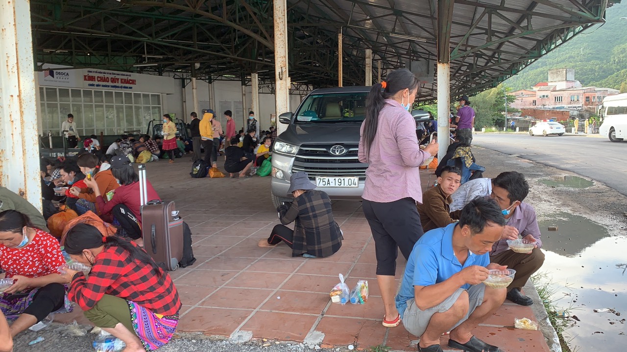 Thừa Thiên - Huế: Bố trí ôtô trung chuyển 350 người đi bộ về quê - Ảnh 1. Thừa Thiên - Huế: Bố trí ôtô trung chuyển 350 người đi bộ về quê - Ảnh 1.
