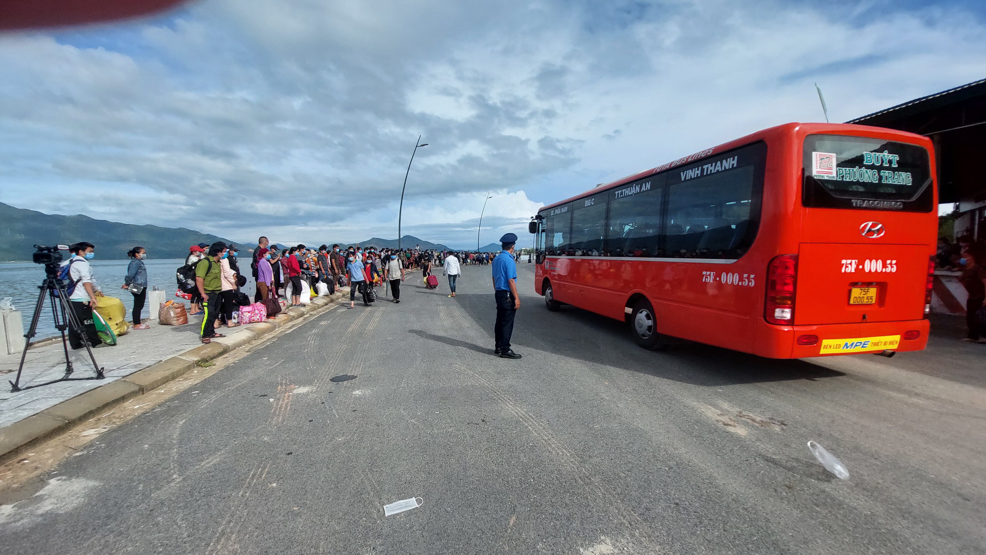Thừa Thiên - Huế: Bố trí ôtô trung chuyển 350 người đi bộ về quê - Ảnh 3. Thừa Thiên - Huế: Bố trí ôtô trung chuyển 350 người đi bộ về quê - Ảnh 3.